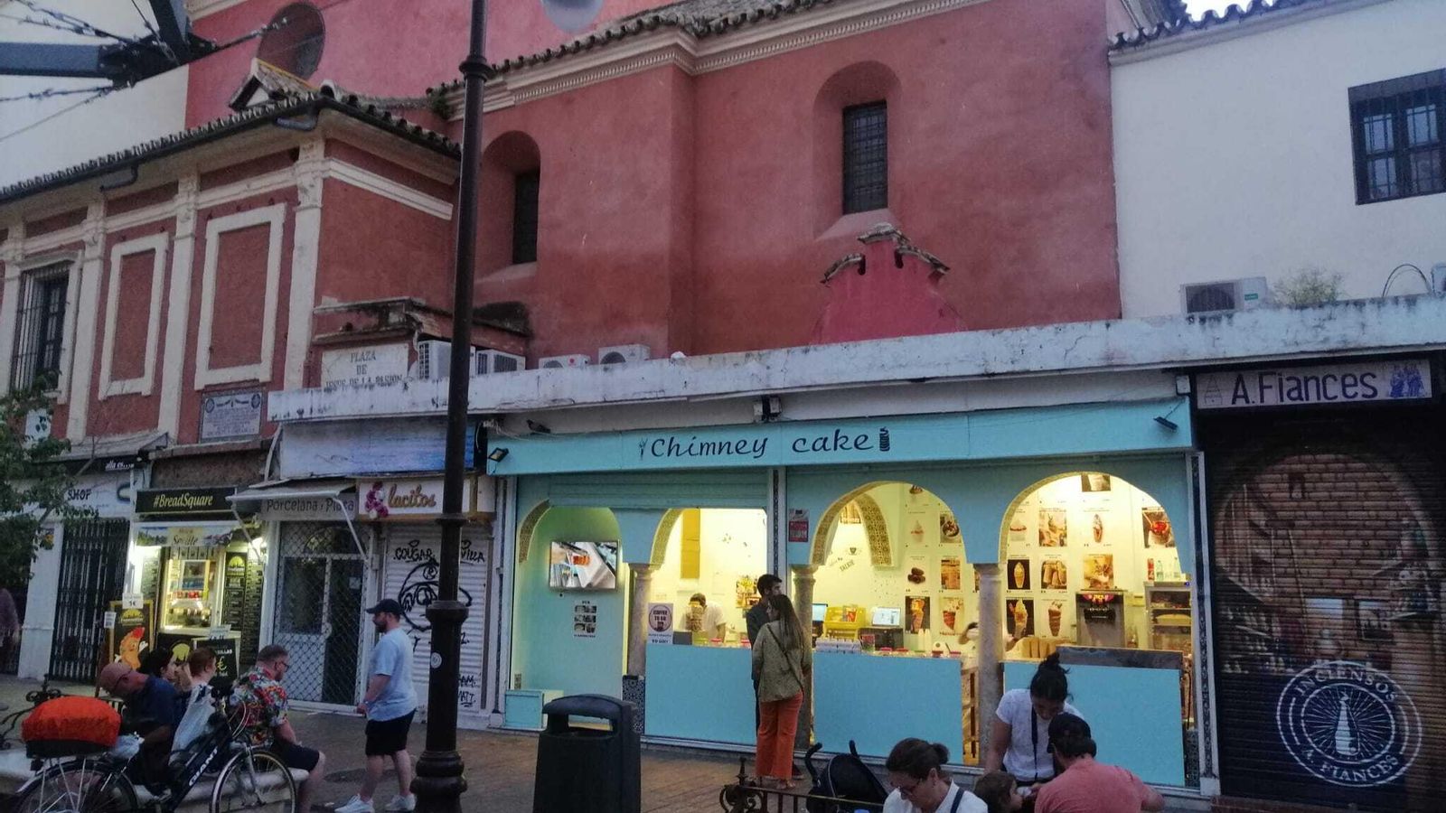 El comercio de color turquesa a los pies del templo del Salvador