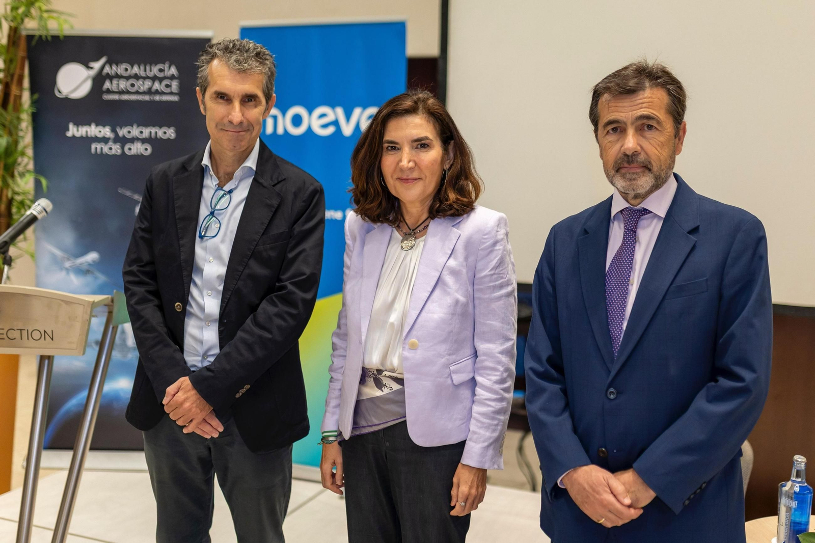 La consejera de Empleo, Rocío Blanco, junto al director de Aviación Sostenible de Moeve, Álvaro Macarro, y el director de Andalucía Aerospace, Juan Román