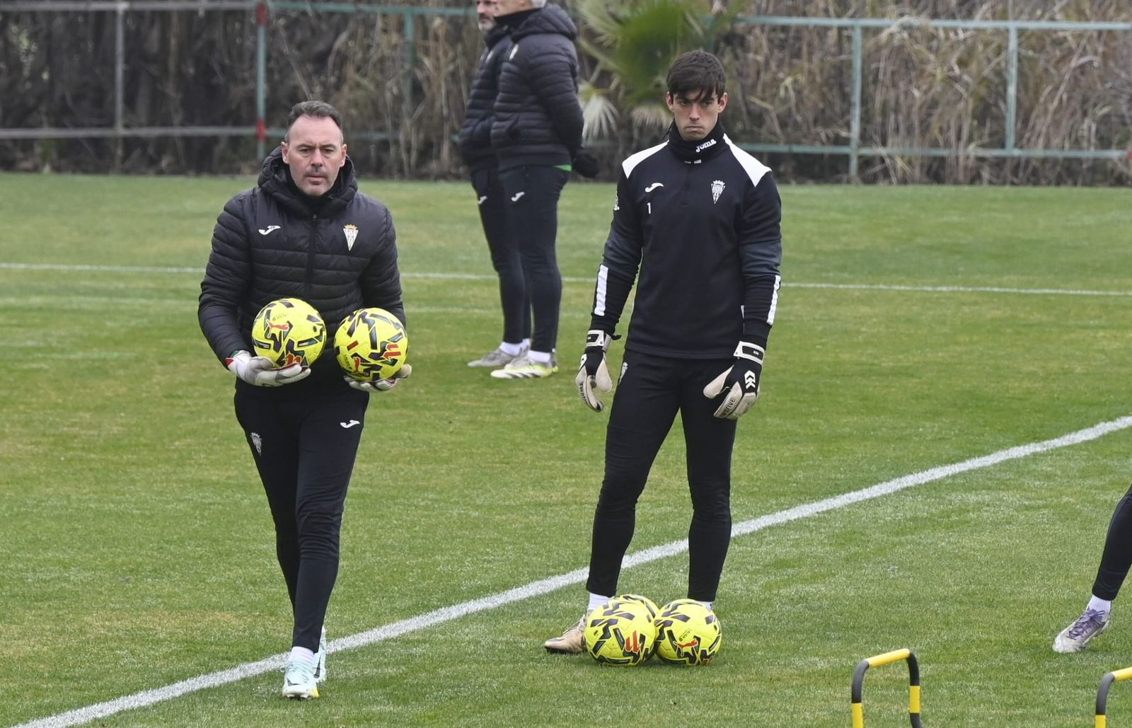 Iker Álvarez se ejercita junto a David Pérez, preparador de porteros, en la sesión de este jueves.