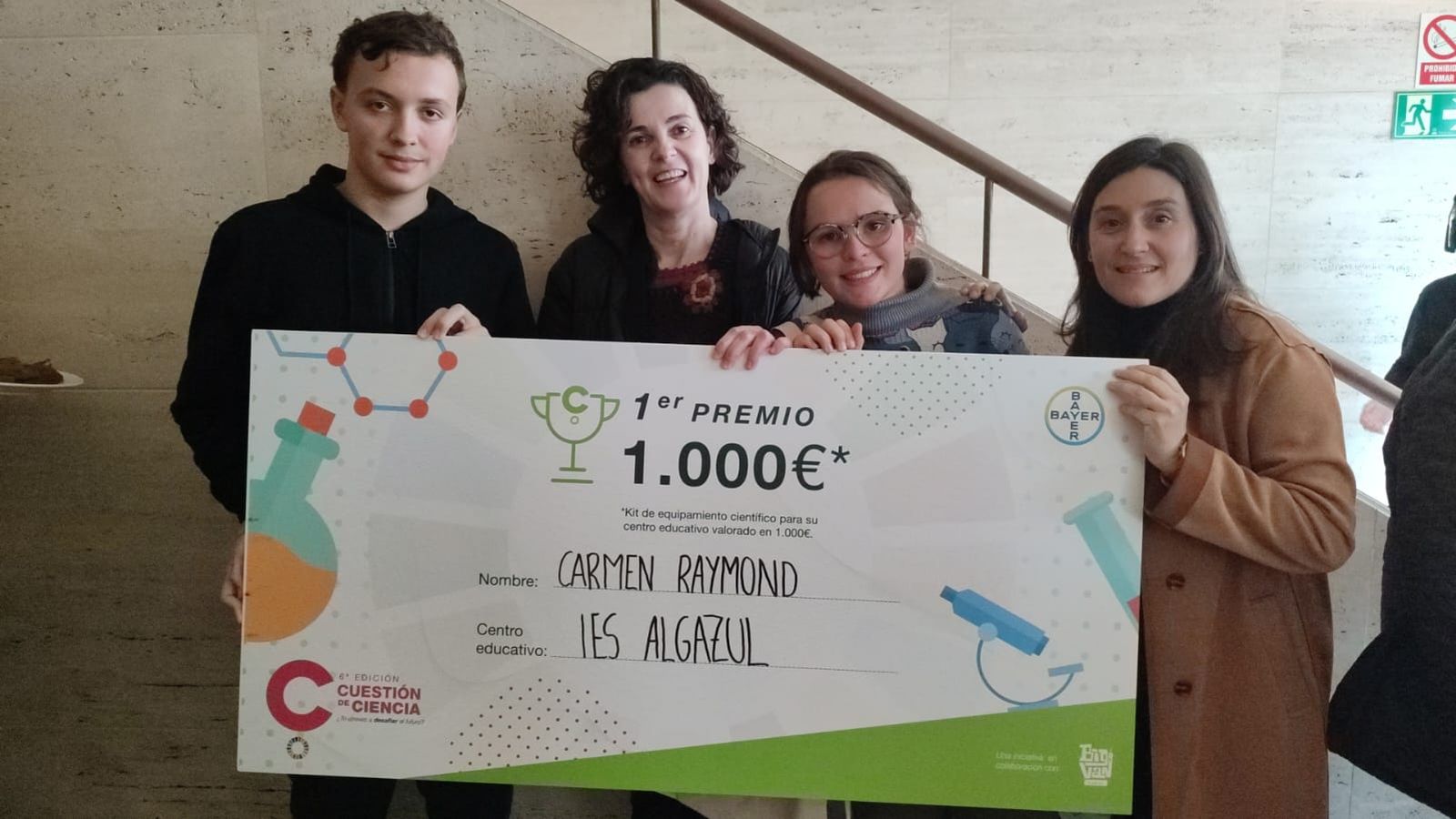 Inma Alonso y Carmen Raymond, a la derecha, con el premio del certamen.