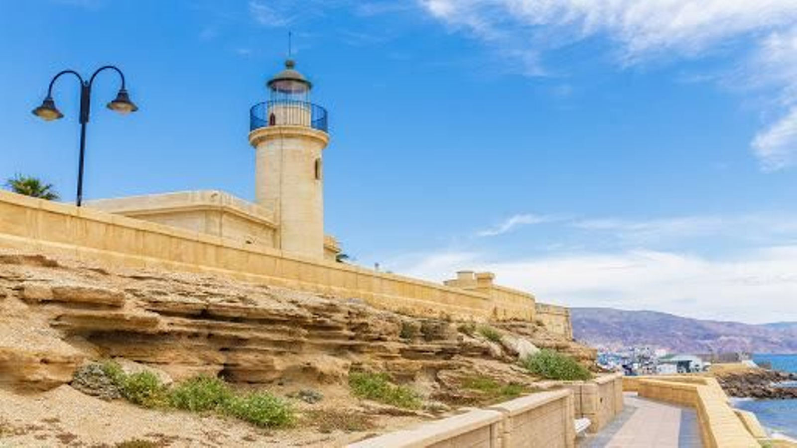 Roquetas pone en marcha un plan de reactivación de la economía local