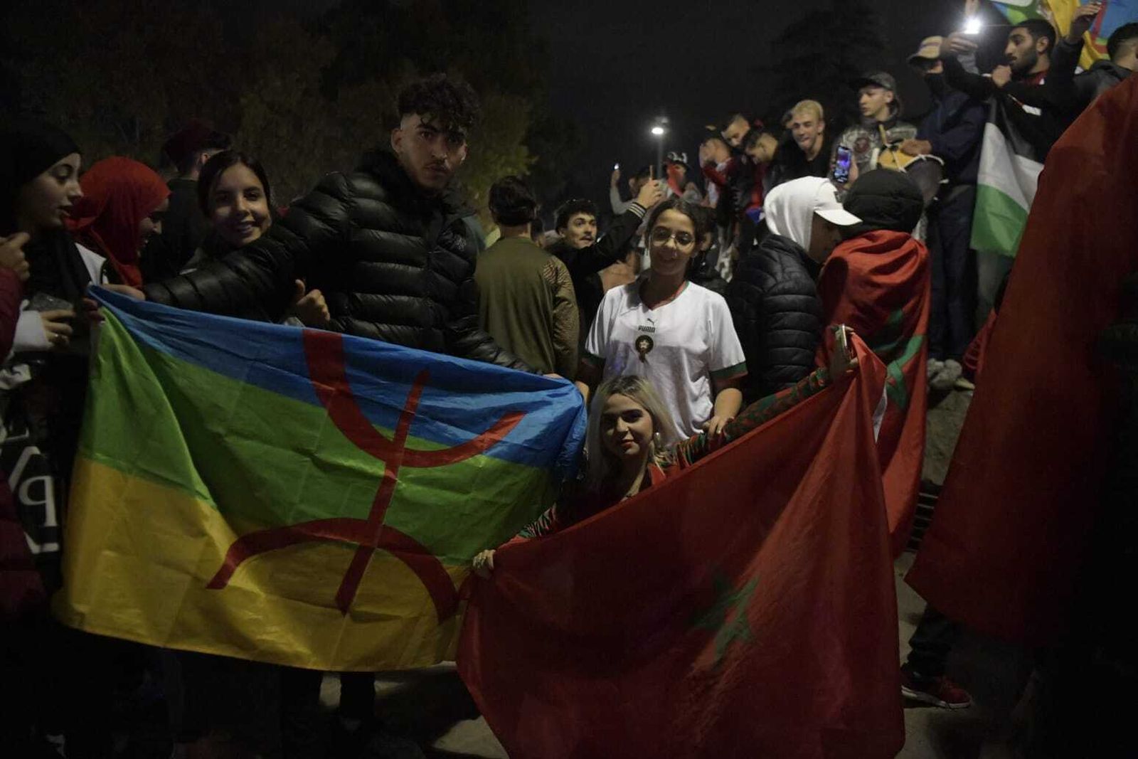 La afición marroquí continúa celebrando la victoria de su equipo en Granada, en imágenes
