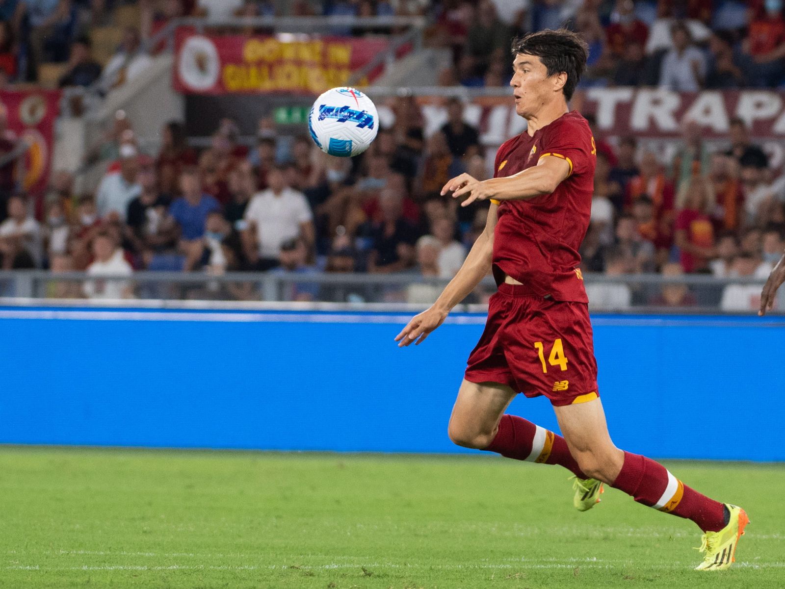 Shomurodov, durante un partido de UEFA Europa League con lo Roma.