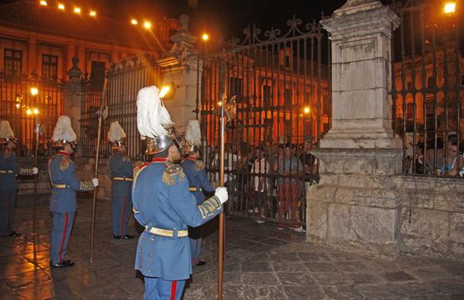 La Giralda acoge, con la banda del Sol, el rito del que se tienen noticias desde 1404.

Foto: B.Vargas