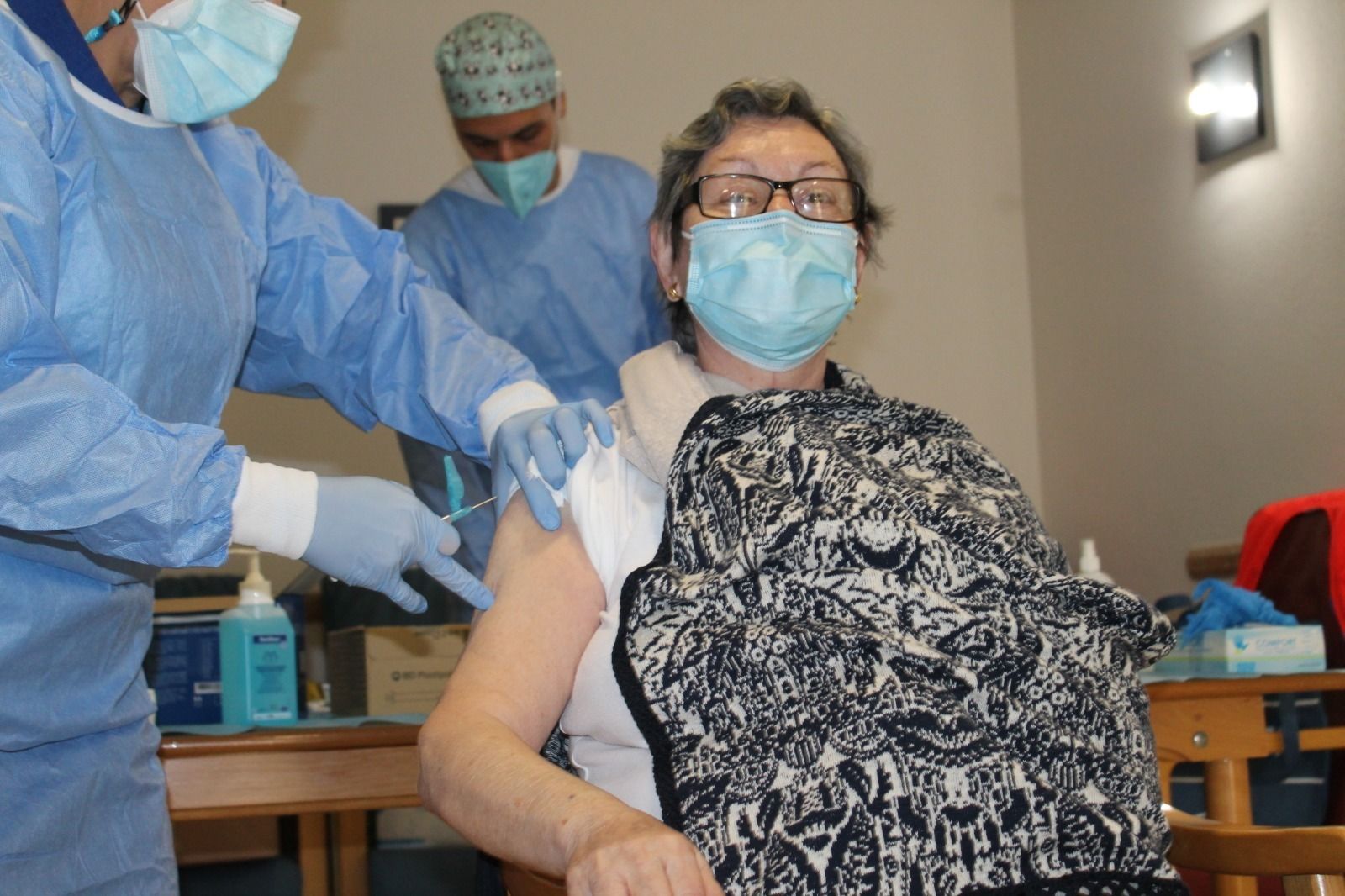 Reme fue la primera vacunada de la provincia, en la Residencia Ciudad de El Ejido.