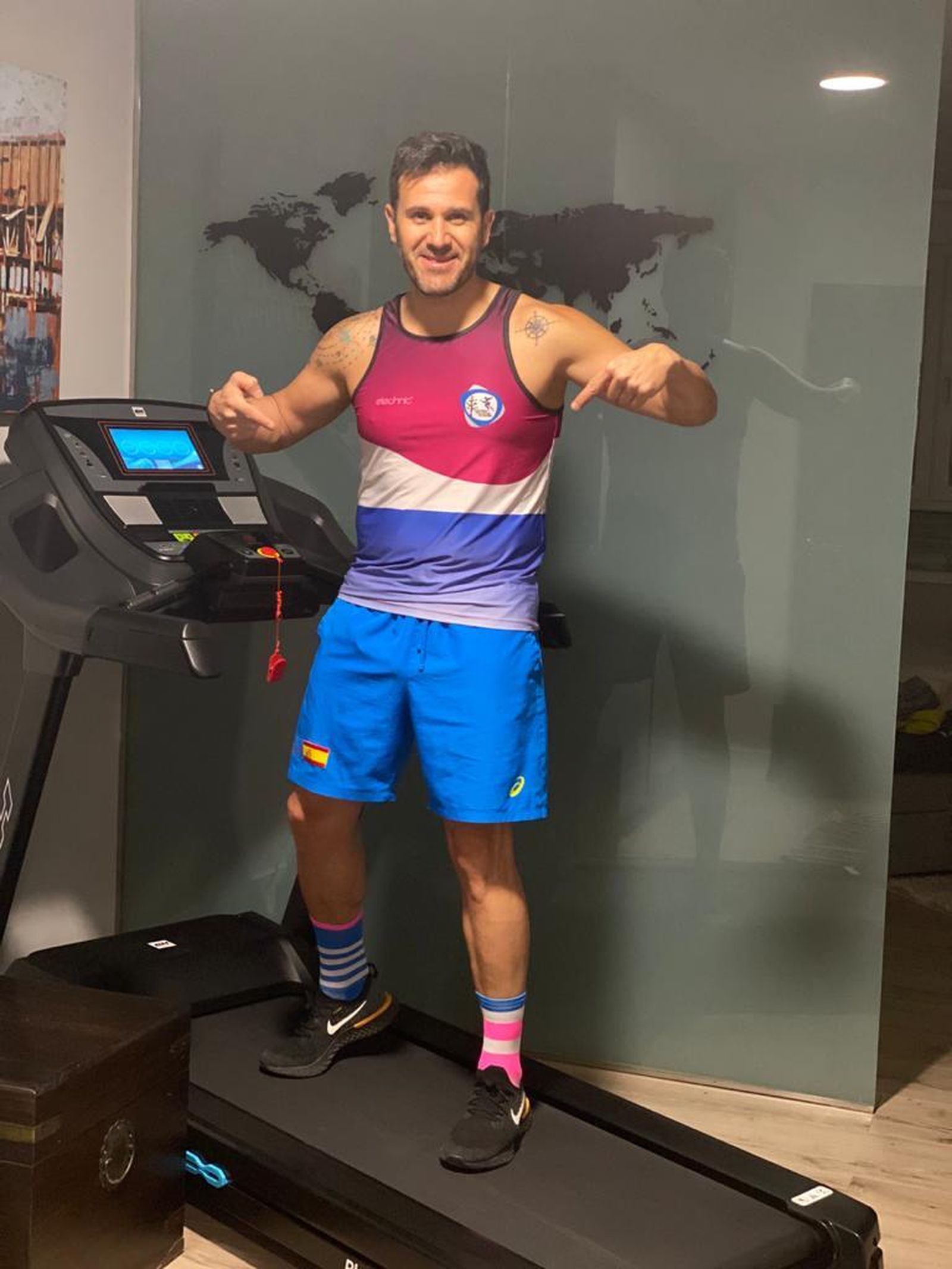 Un deportista del CD Unión Atletas Almería en su casa haciendo cinta