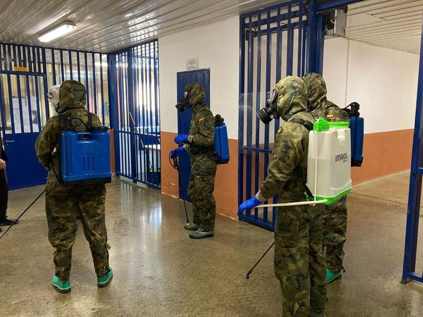 El Ejército de Tierra descontamina la prisión de Sevilla-I