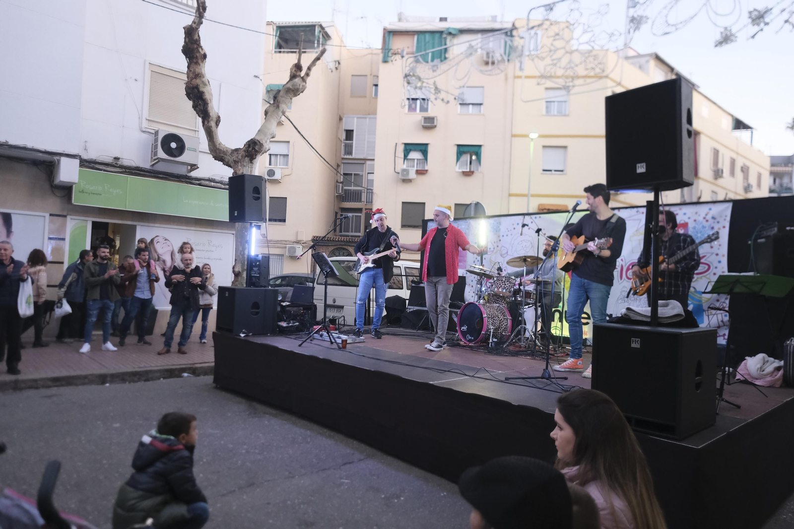 La gran fiesta de Pretardebuena en el barrio de la Viñuela de Córdoba, en fotografías