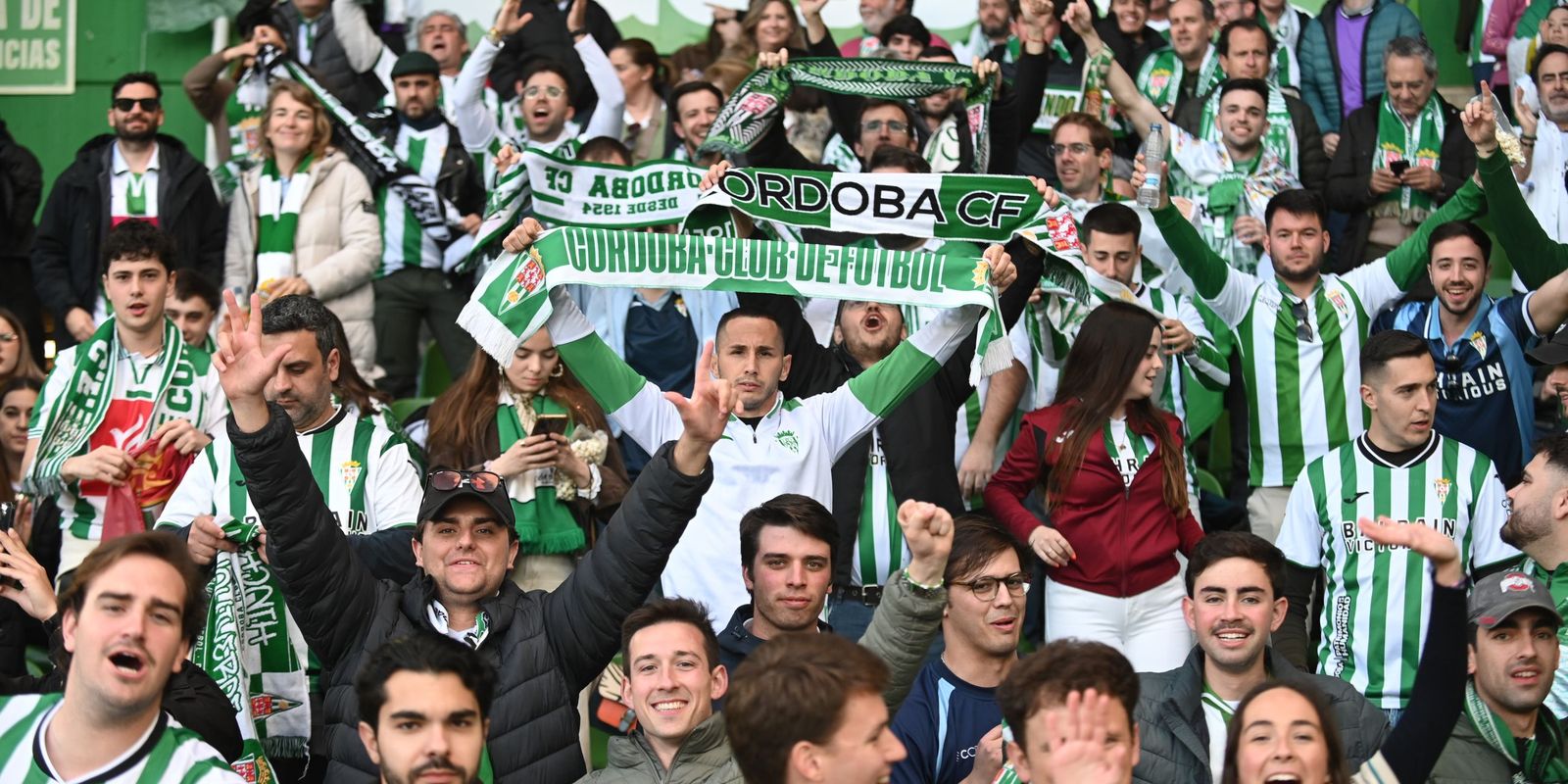 Los aficionados del Córdoba CF en El Sardinero para arropar a su equipo en el partido ante el Racing.