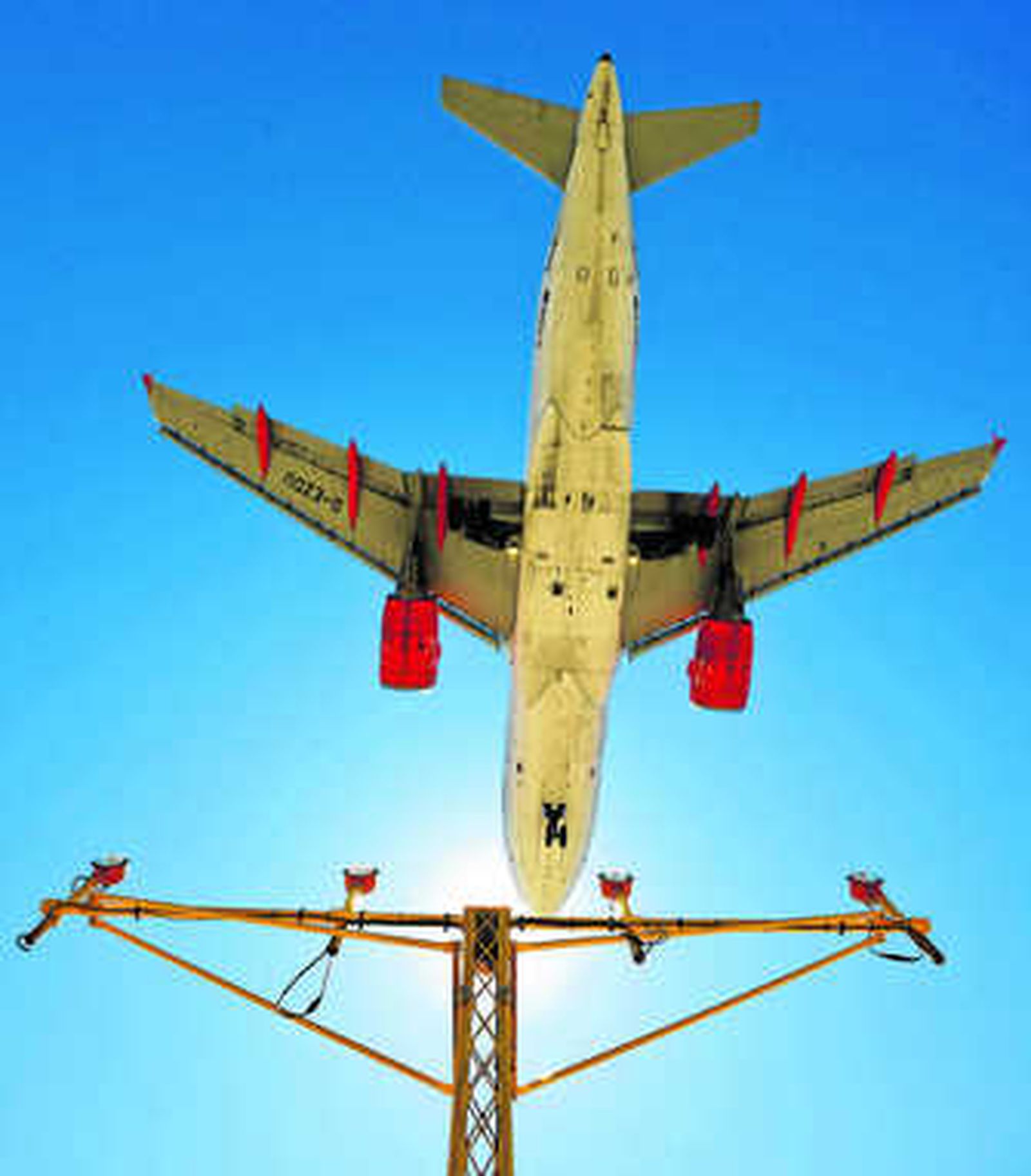 Un avión a punto de aterrizar en el aeropuerto de Málaga.