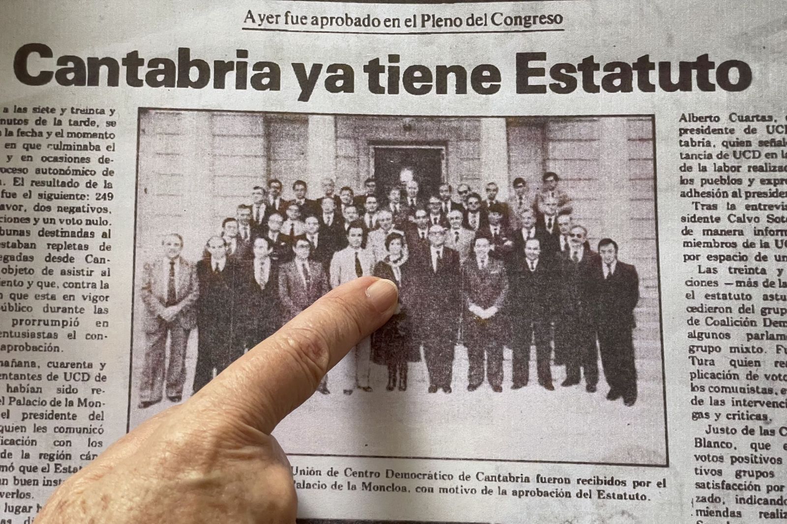 Recorte de periódico de 1979 en el que aparece Celestina Sánchez aparece como la primera alcaldesa rodeada alcaldesa de la democracia en esta región.