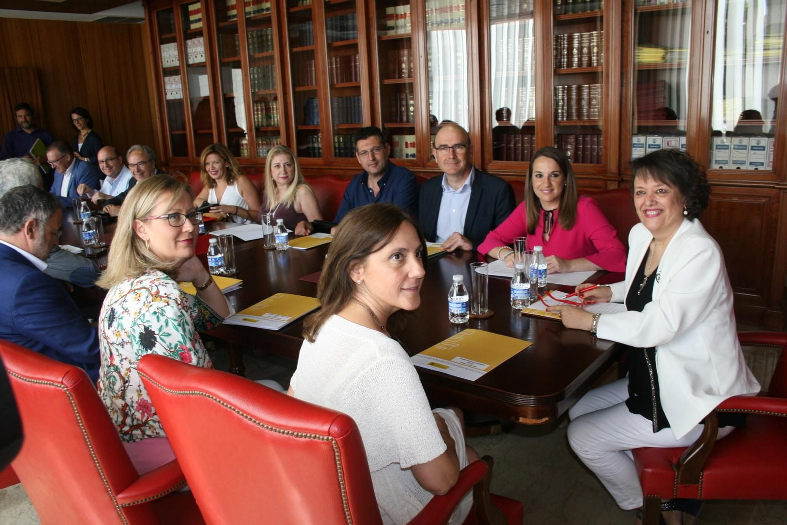 La subdelegada del Gobierno, en el centro, al comienzo de la reunión.