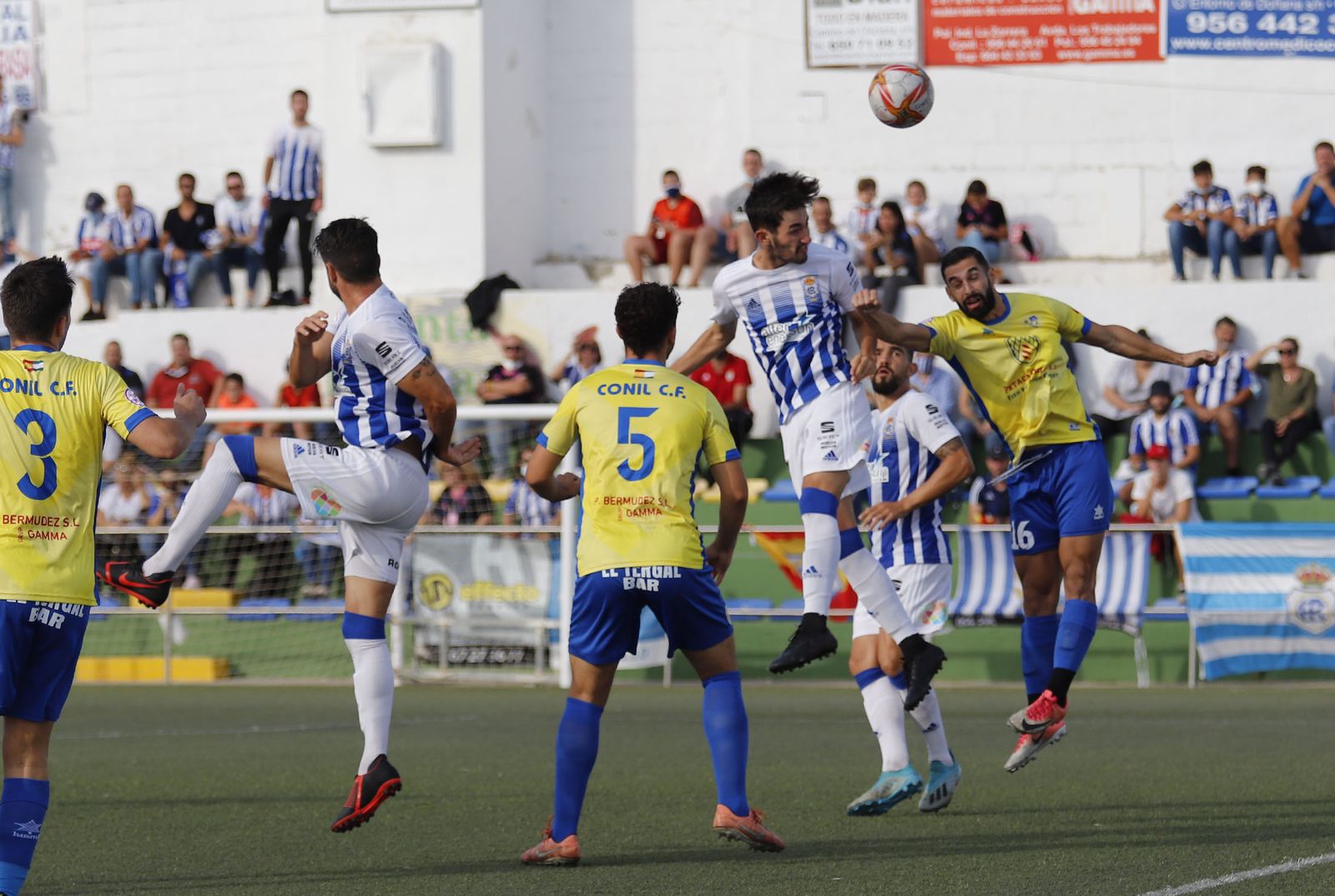Imágenes del encuentro entre el Conil y el Recreativo de Huelva
