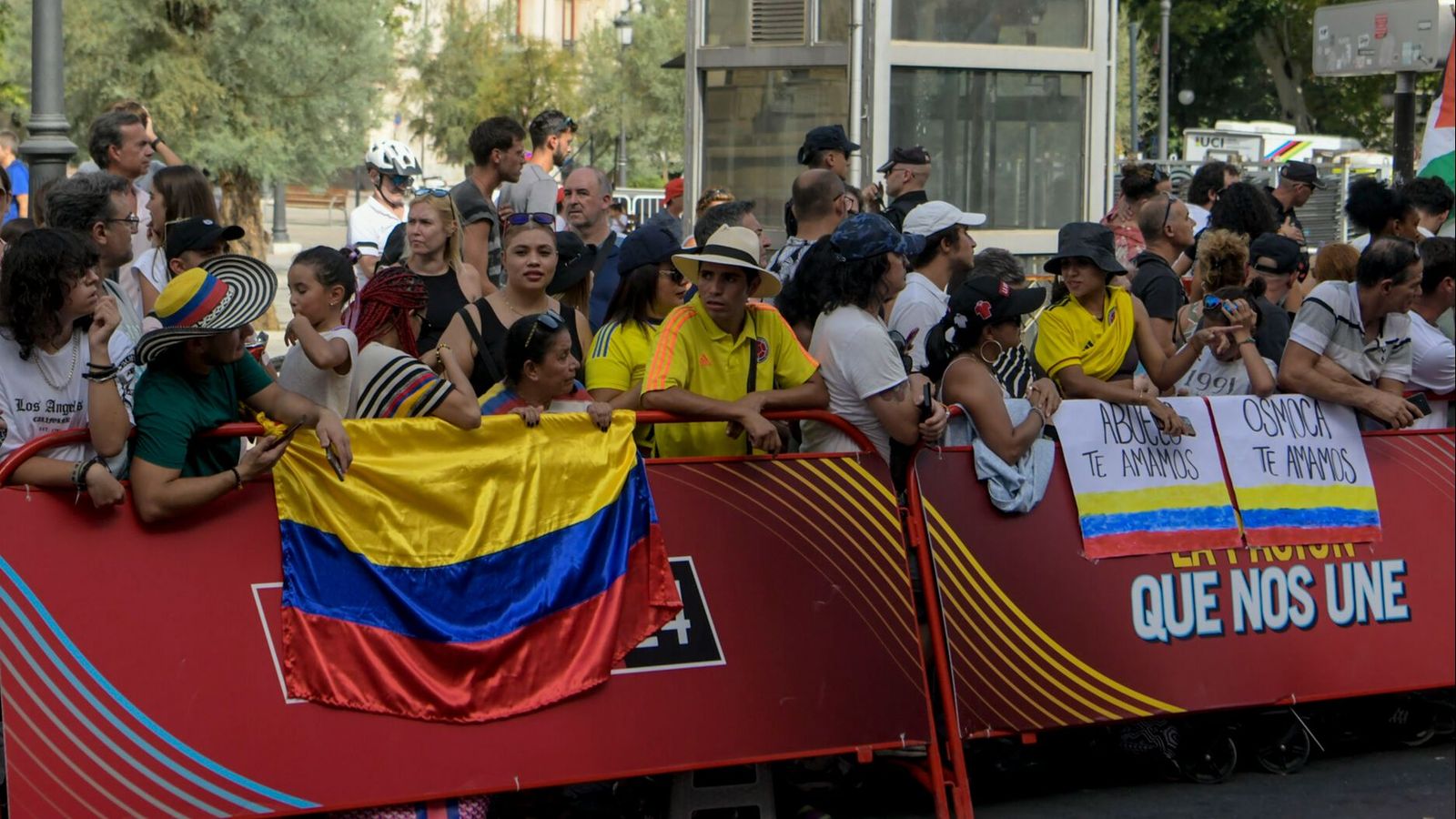 Aficionados colombianos agolpados en las vallas