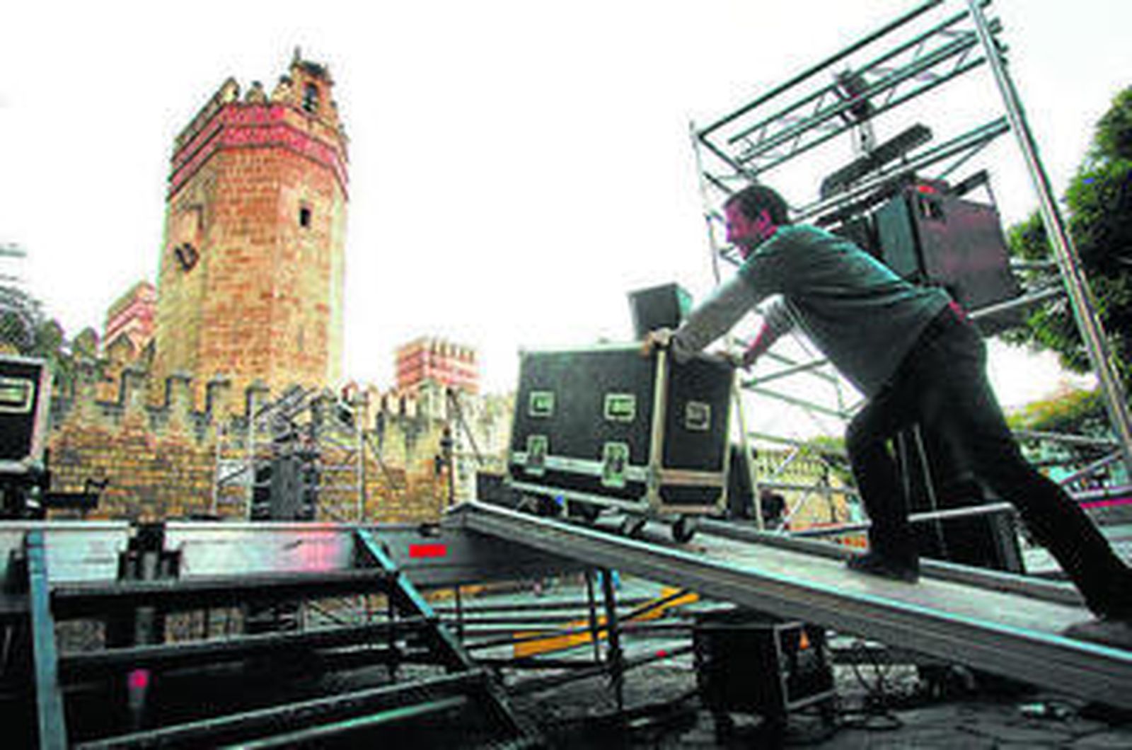 Uno de los conciertos gratuitos al aire libre que se celebran durante el festival de música en la plaza Alfonso X El Sabio de El Puerto.