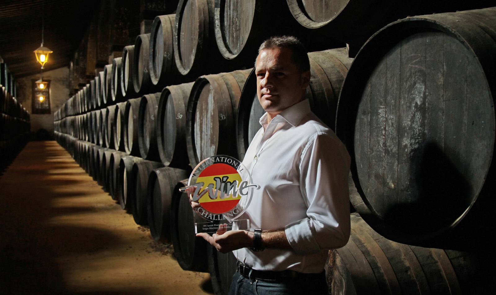 Los enólogos de Lustau, González Byass y Fundador, con algunos de sus galardones en anteriores ediciones de la IWC.