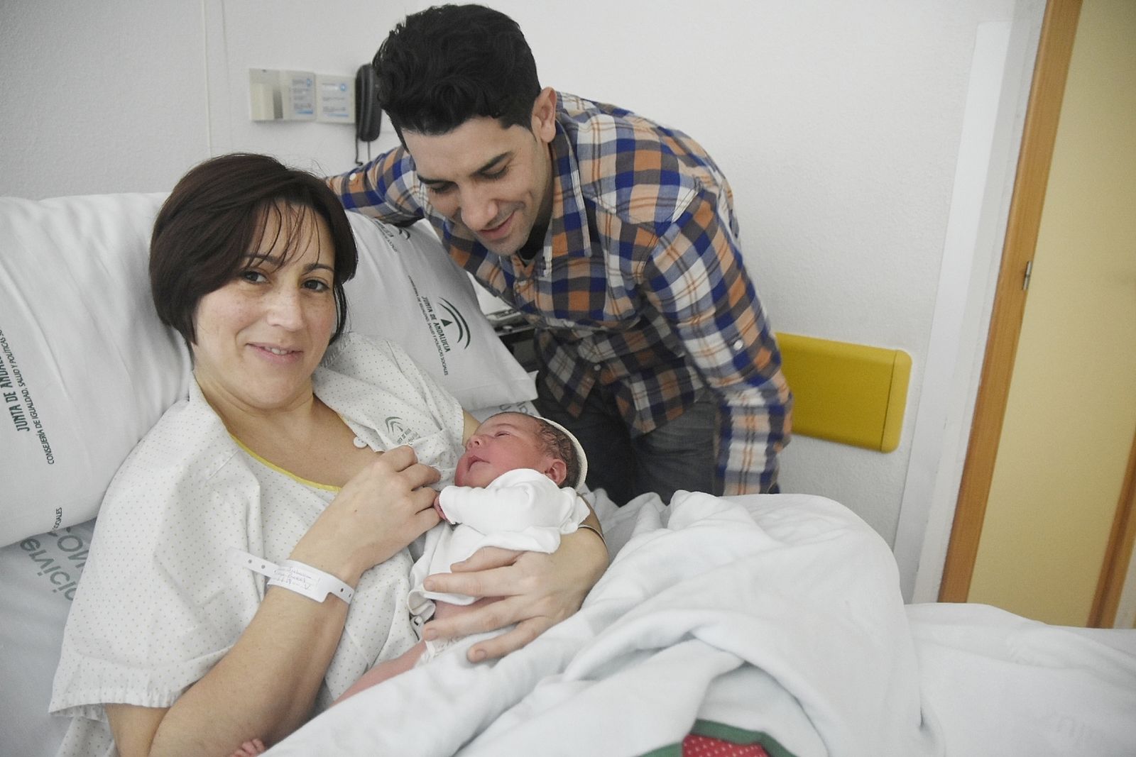 Los padres de Hugo, el primer bebé nacido en el Reina Sofía (Córdoba)