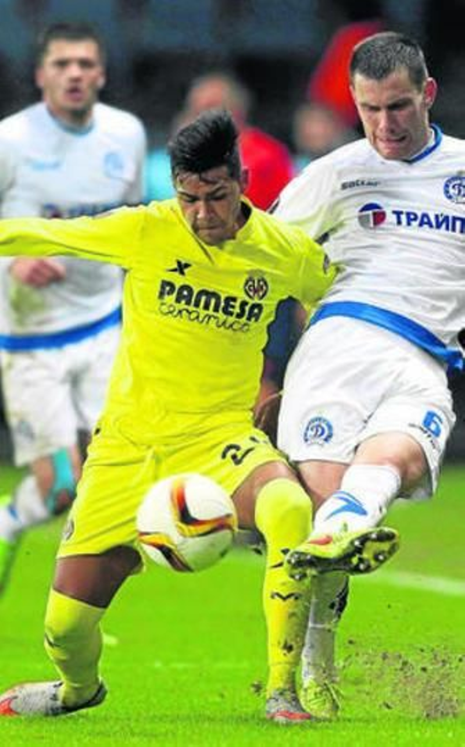 Nahuel presiona al defensa del Dinamo Minsk Sergei Politevich.