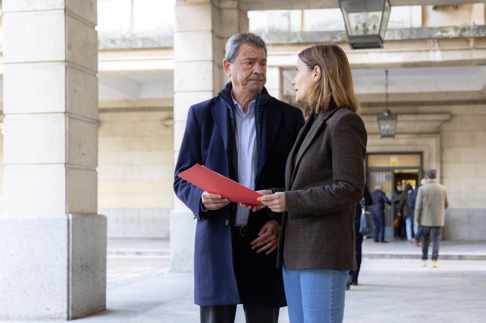 Los delegados del Ayuntamiento de Sevilla, Ignacio Flores y Blanca Gastalver, en los juzgados.