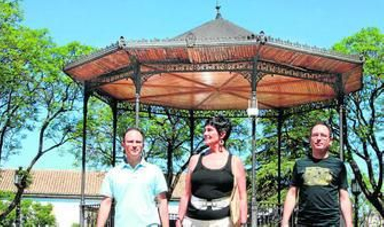 José Antonio, Esperanza y José Manuel en la Alameda Vieja, lugar de inicio de la ruta, días atrás.