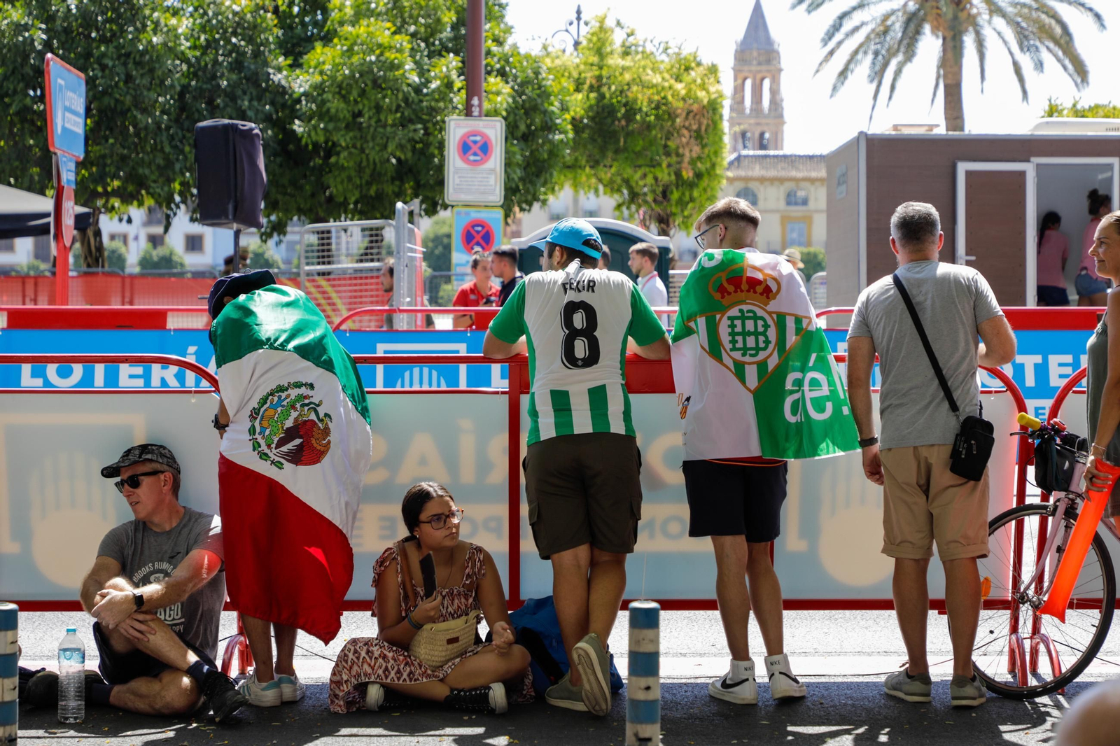 Ambiente del final de la 5ª etapa de la Vuelta ciclista a España, a su llegada a Sevilla