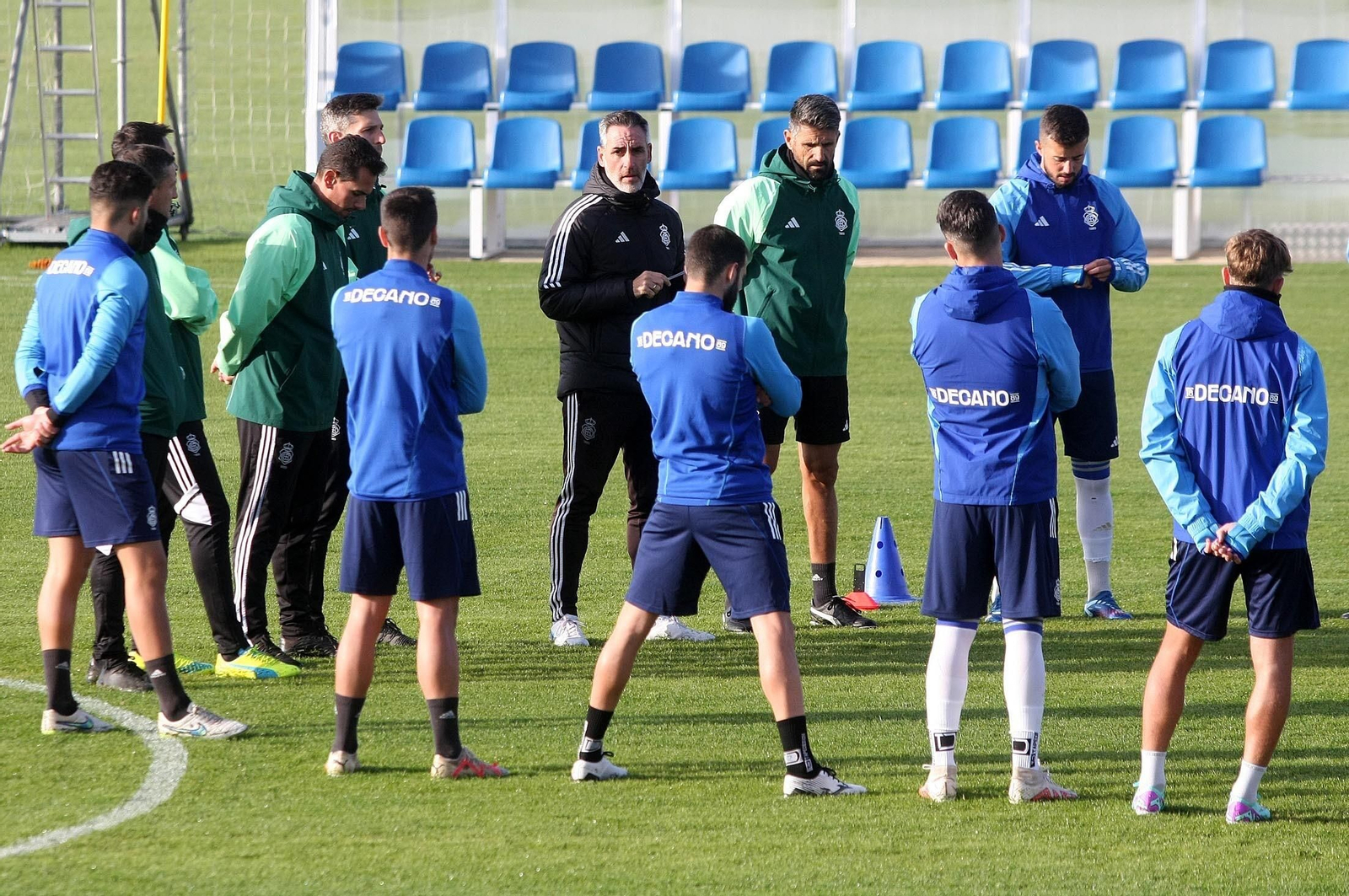 Charla de Abel Gómez durante un entrenamiento del Recre.