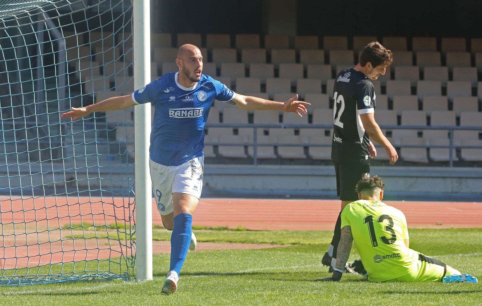 Antonio Sánchez celebra uno de los goles que le hizo al Ceuta en Chapín.