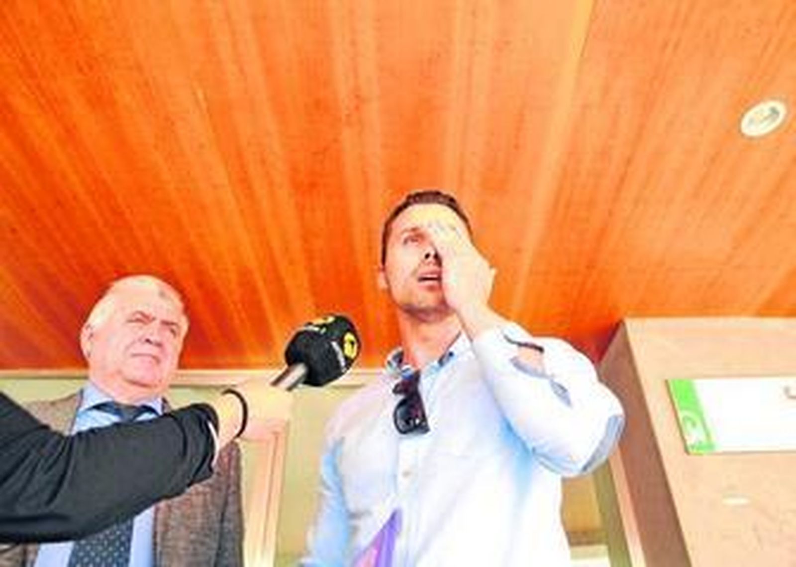 Juan Cadenas sale de los juzgados de Arcos acompañado por su abogado, Ramón Dávila.