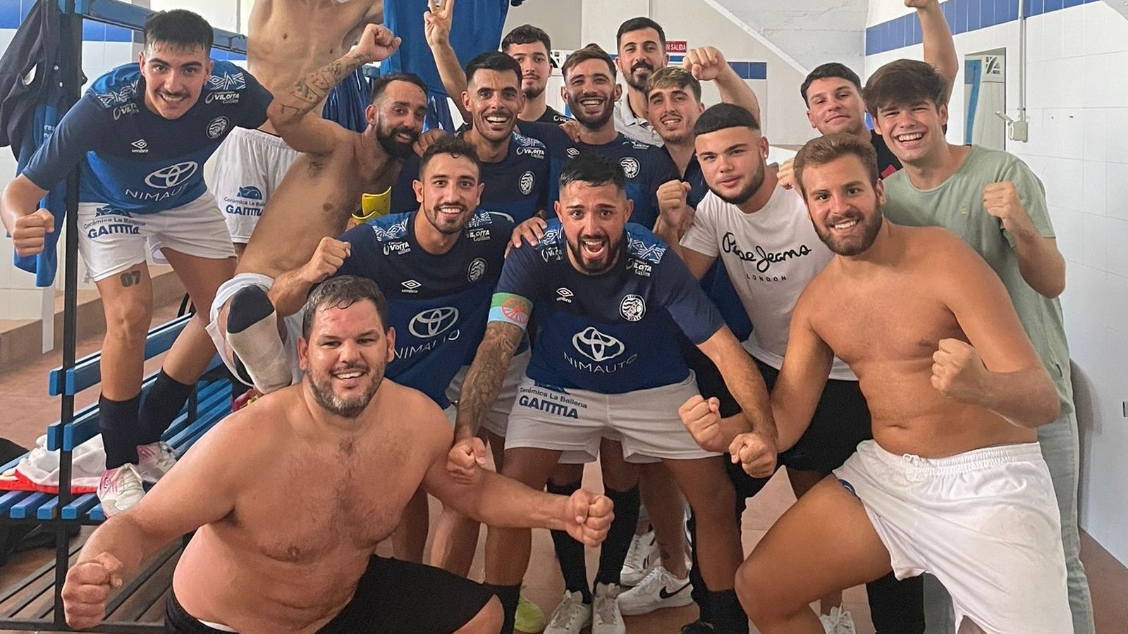 Los jugadores xerecistas celebran su primera victoria liguera.