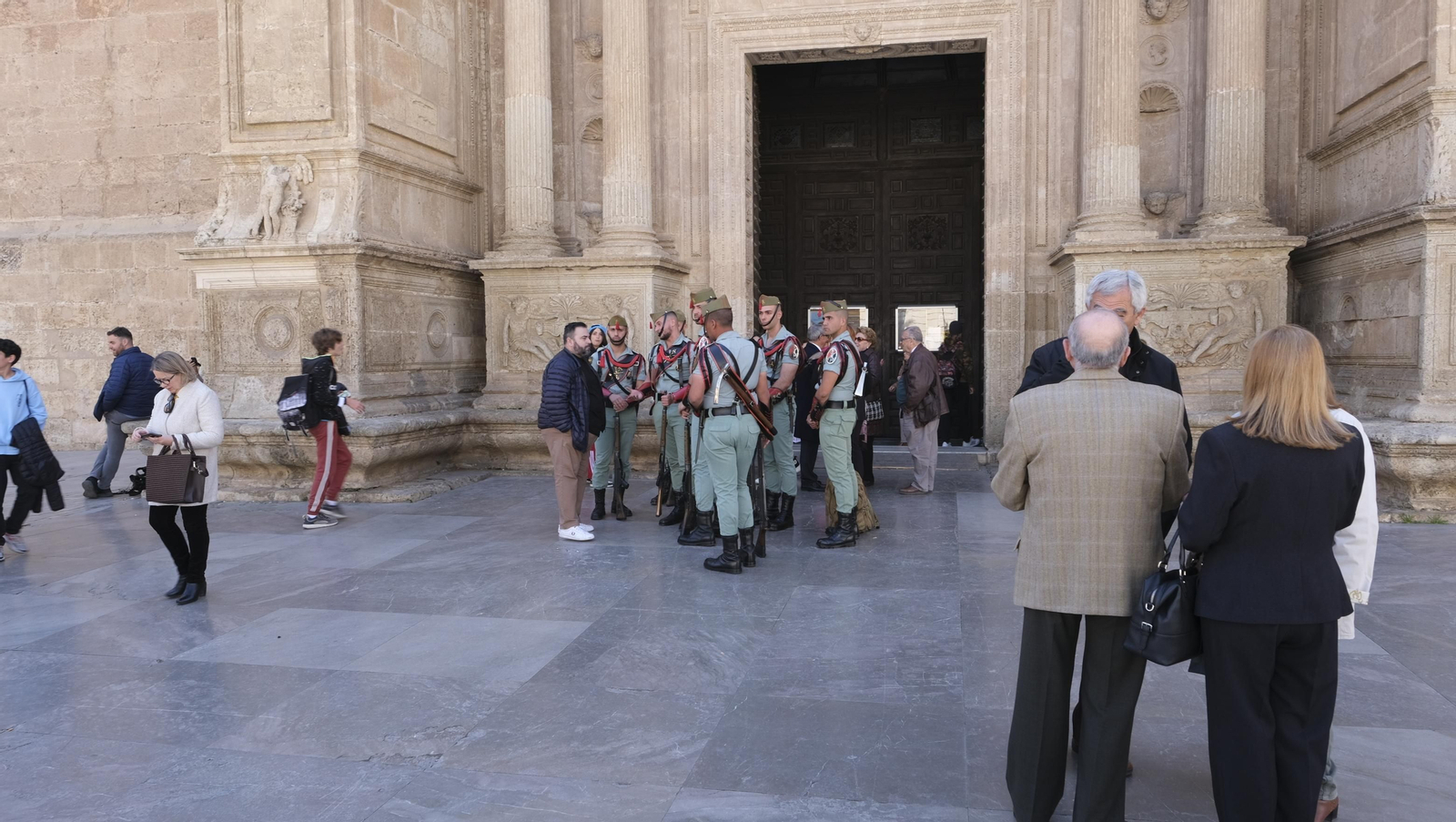 Imágenes del multitudinario besapiés del Cristo de Medinaceli en la Catedral de Almería