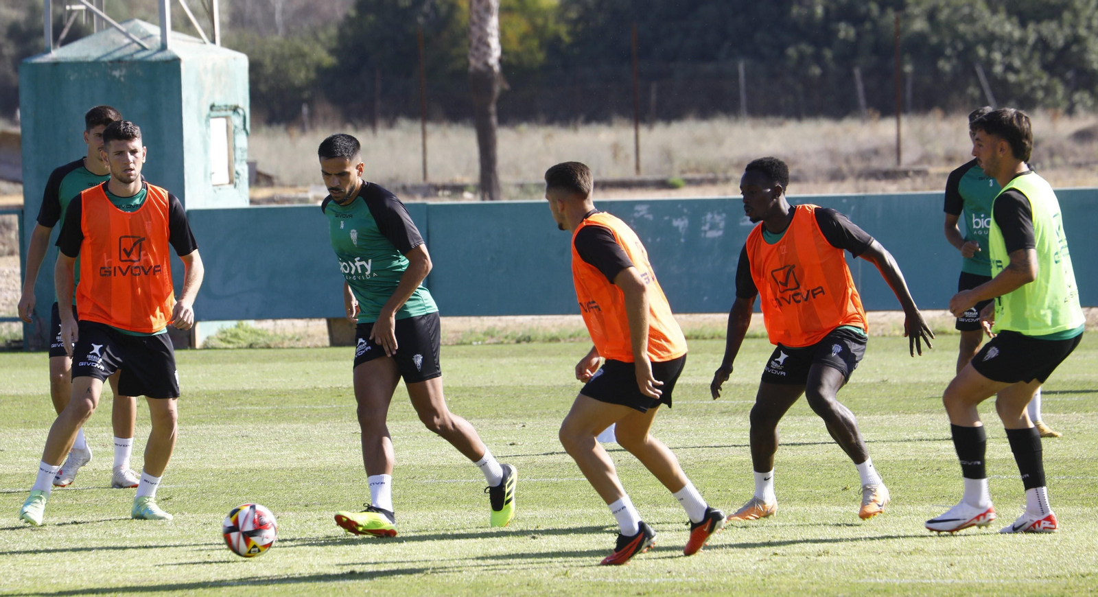 Recio golpea el balón en un entrenamiento del Córdoba CF.