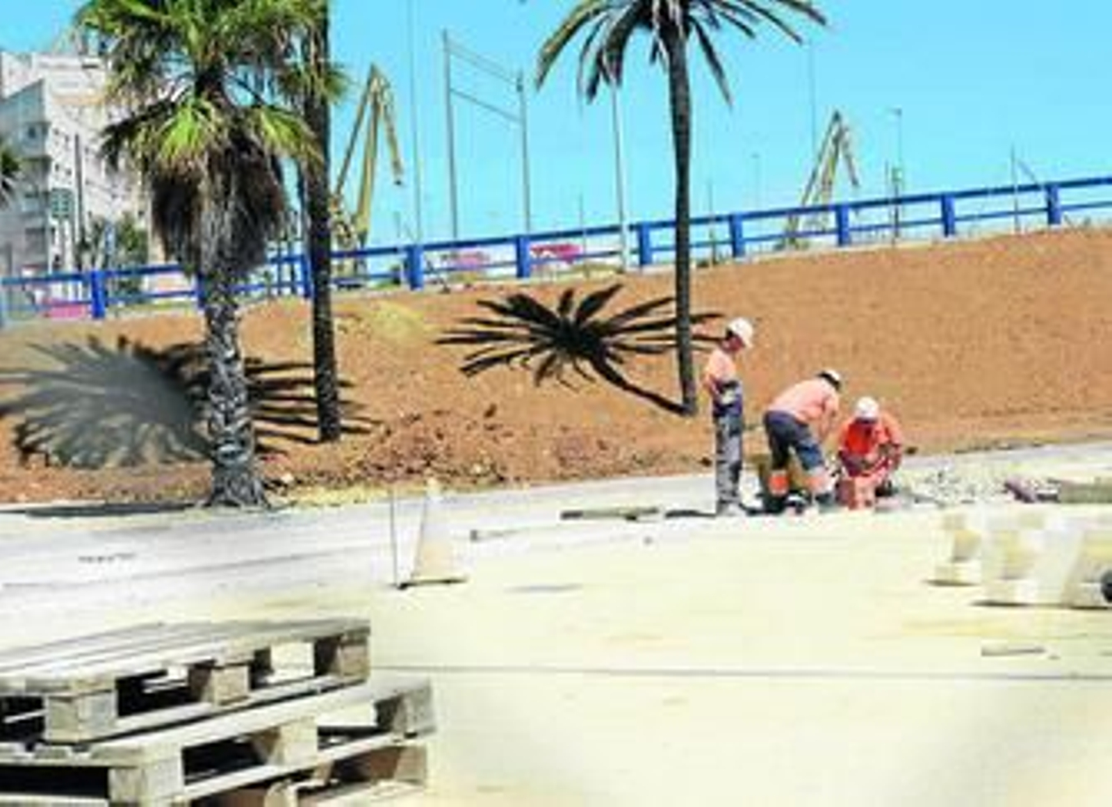 Las obras siguen en un segundo puente que aún no se ha terminado, un año después de su inauguración.