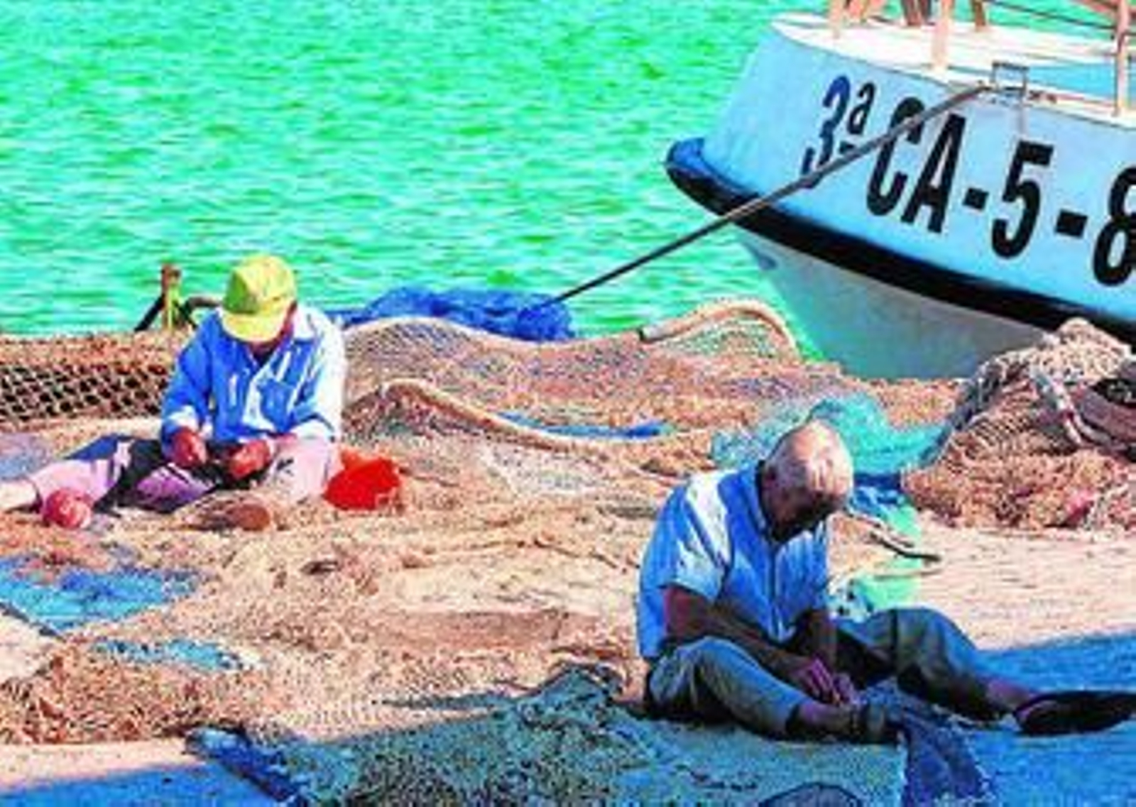 Dos pescadores en el puerto de Barbate. Dos pescadores en el puerto de Barbate.