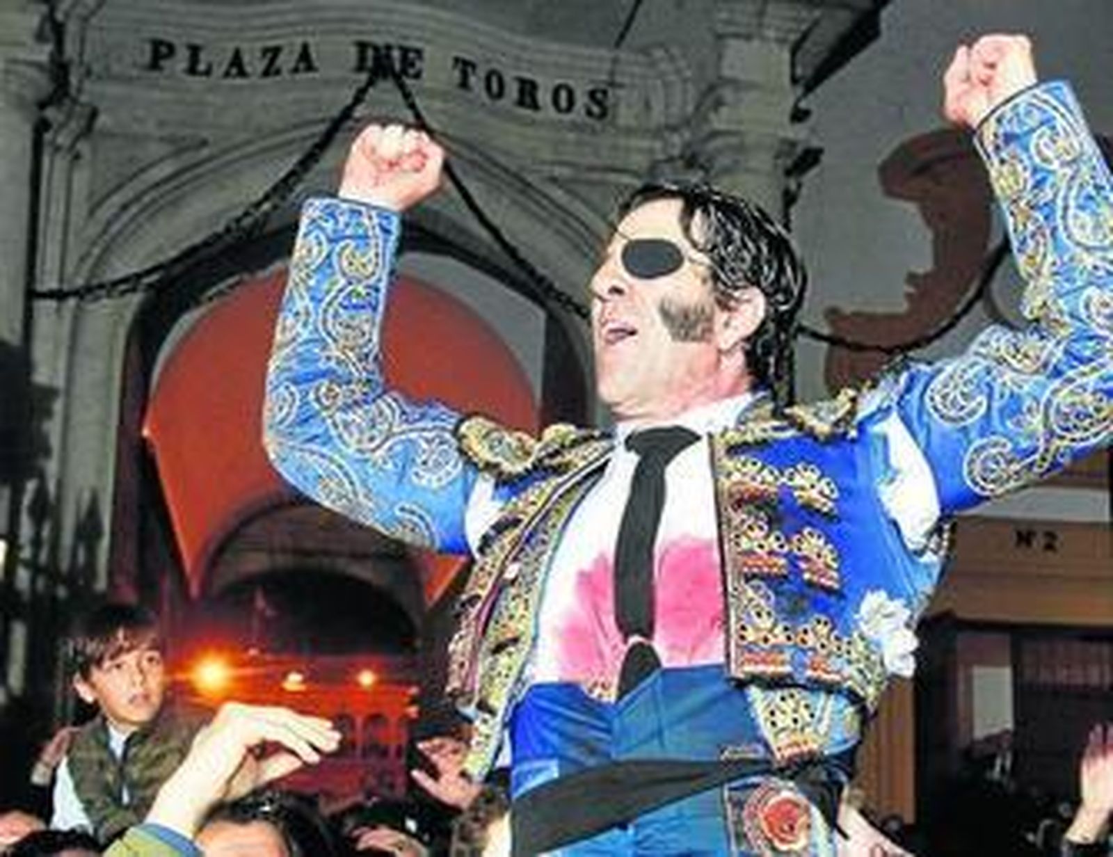 El diestro Juan José Padilla, eufórico en su salida de la Puerta del Príncipe de la Maestranza.