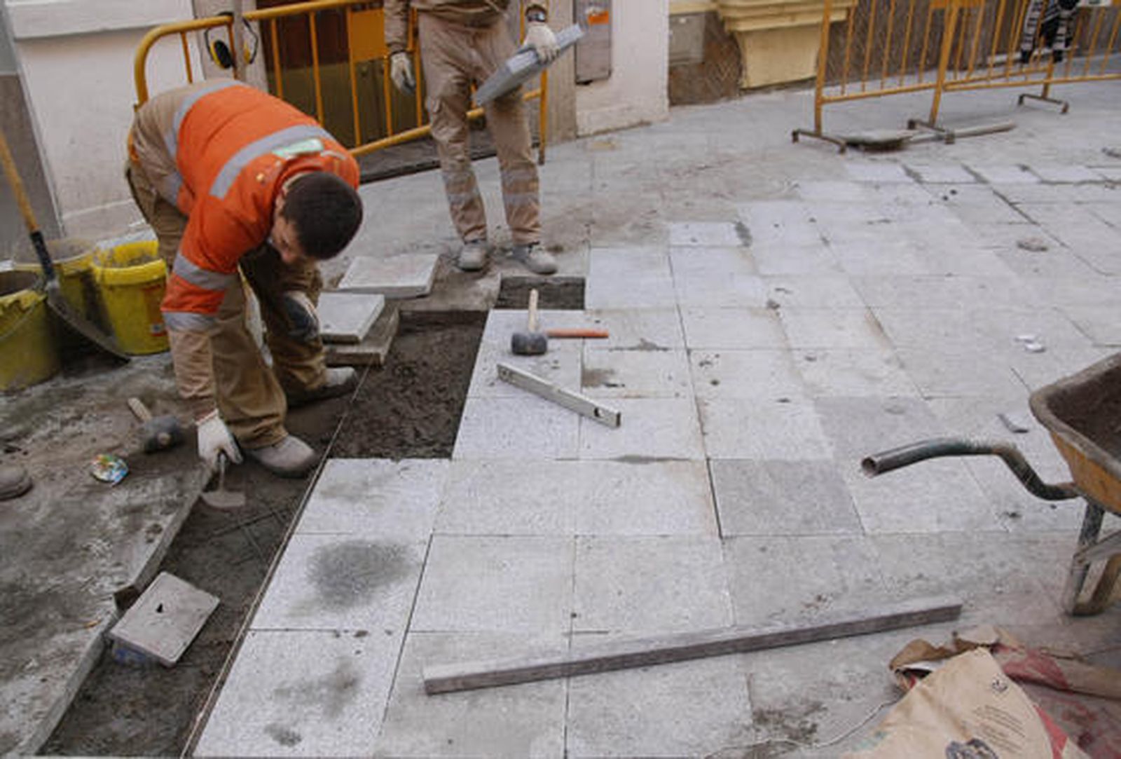 Trabajos de reurbanización del acerado en General Polavieja.

Foto: Fernado Lorca