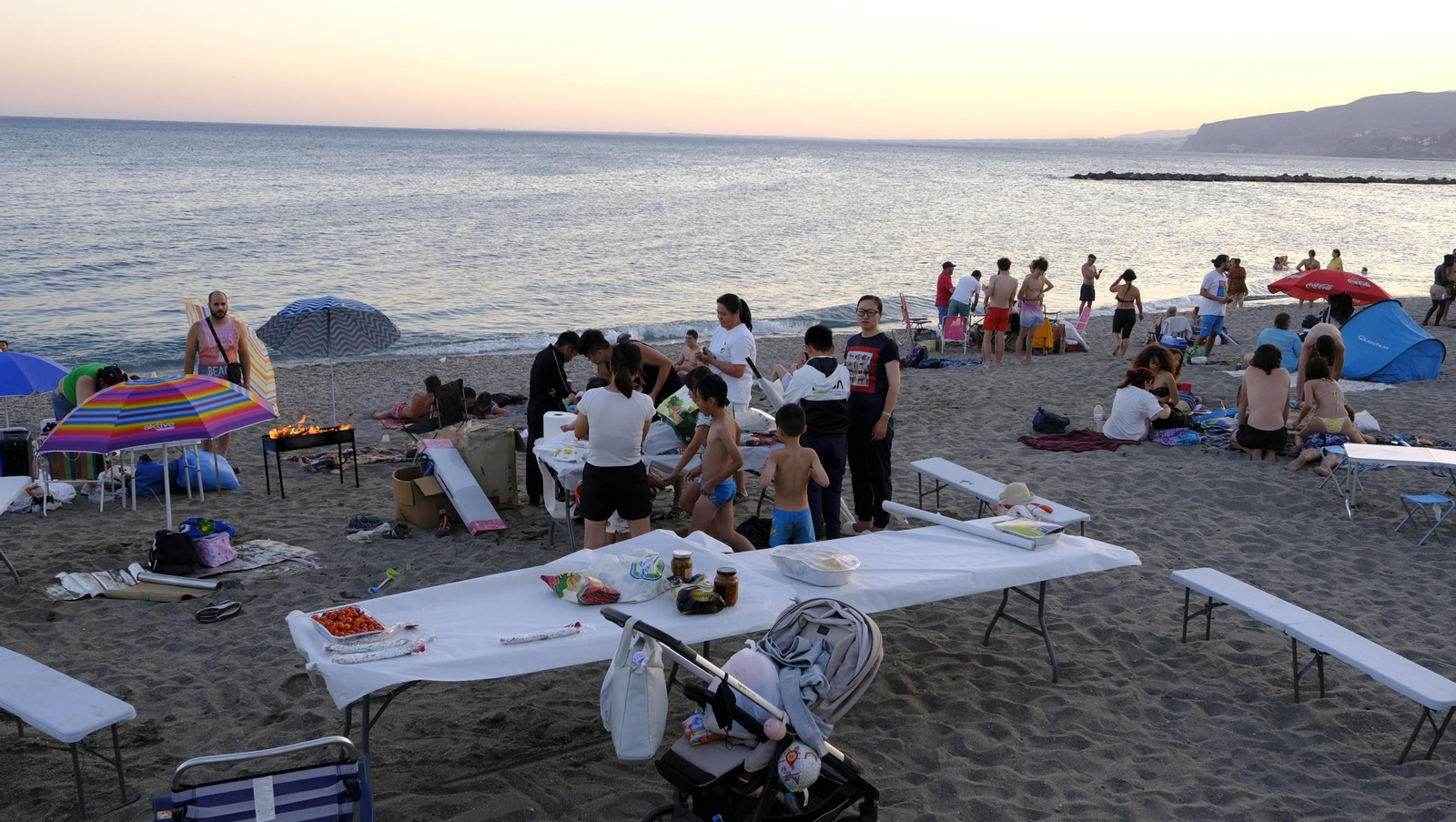 Imágenes de las hogueras de la Noche de San Juan en Almería capital