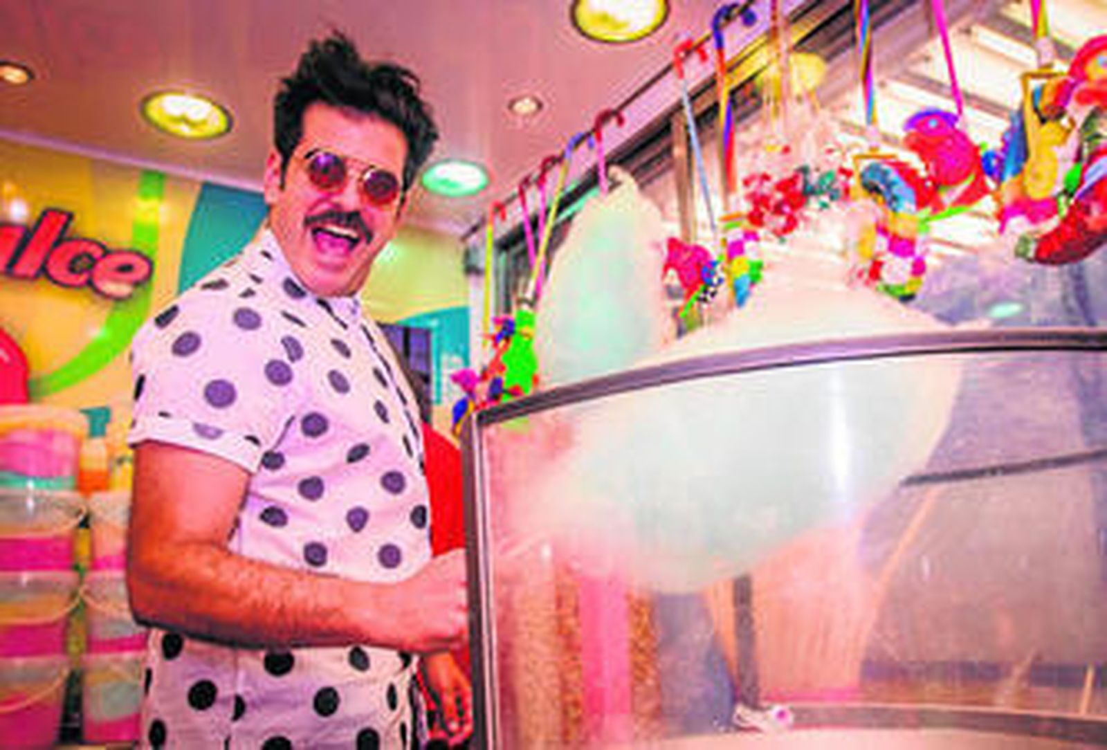 1. El ilustrador y músico Pedro Perles, que también lidera el grupo Perlita, con el que saca disco próximamente. 2 y 3. Algunas de sus últimas ilustraciones para un libro de viajes de una empresa de ingenieros por encargo de Errea Comunicación. 4. El oso representa una de las imágenes de la Navidad madrileña.