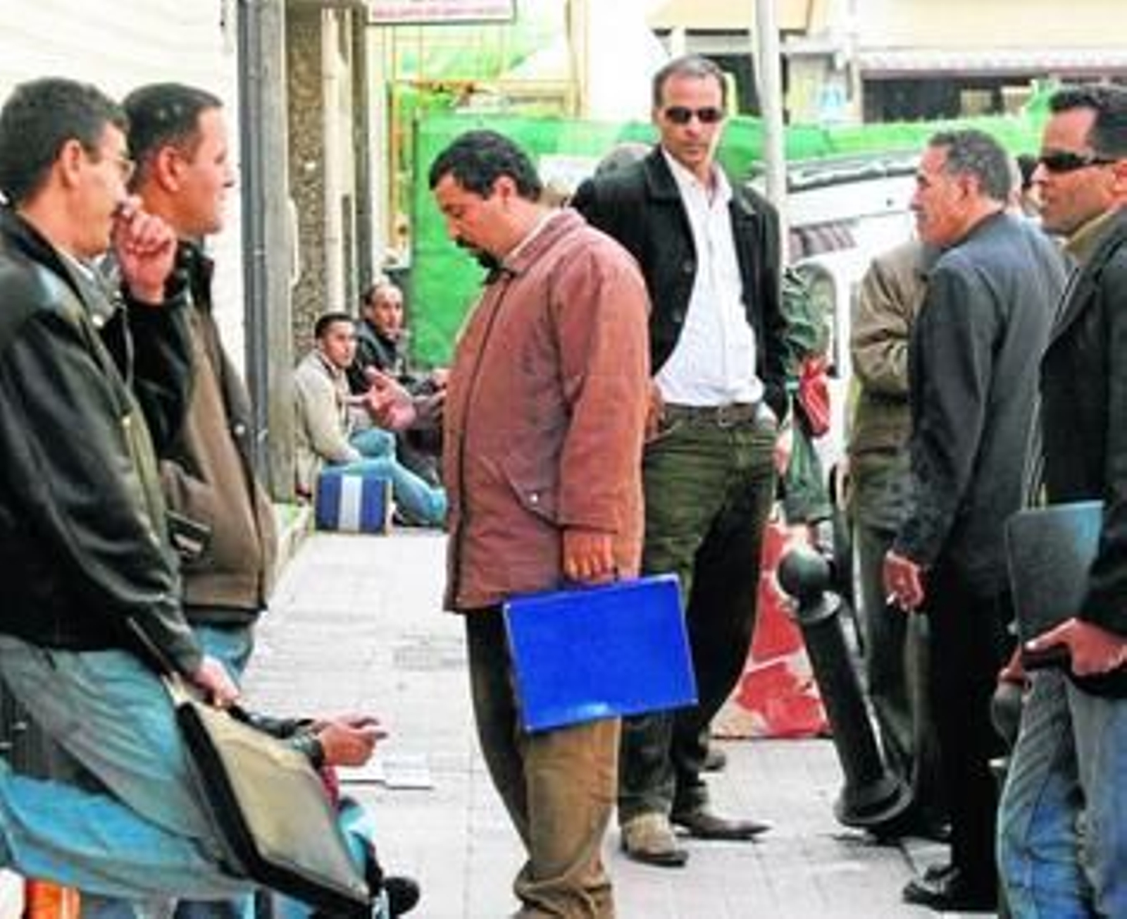 Un grupo de saharauis, en 2008, en la calle Doce de Octubre.