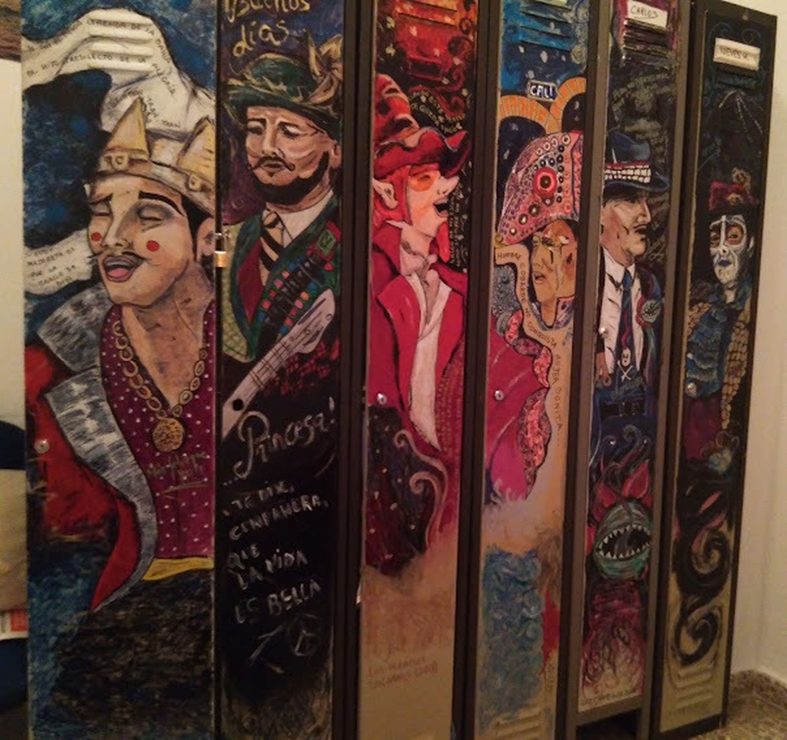 Taquillas con varios tipos de míticas comparsas