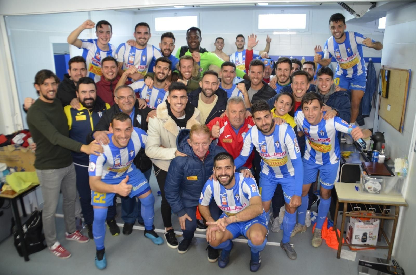 El vestuario del Villarrubia celebra su triunfo sobre el Cádiz B.