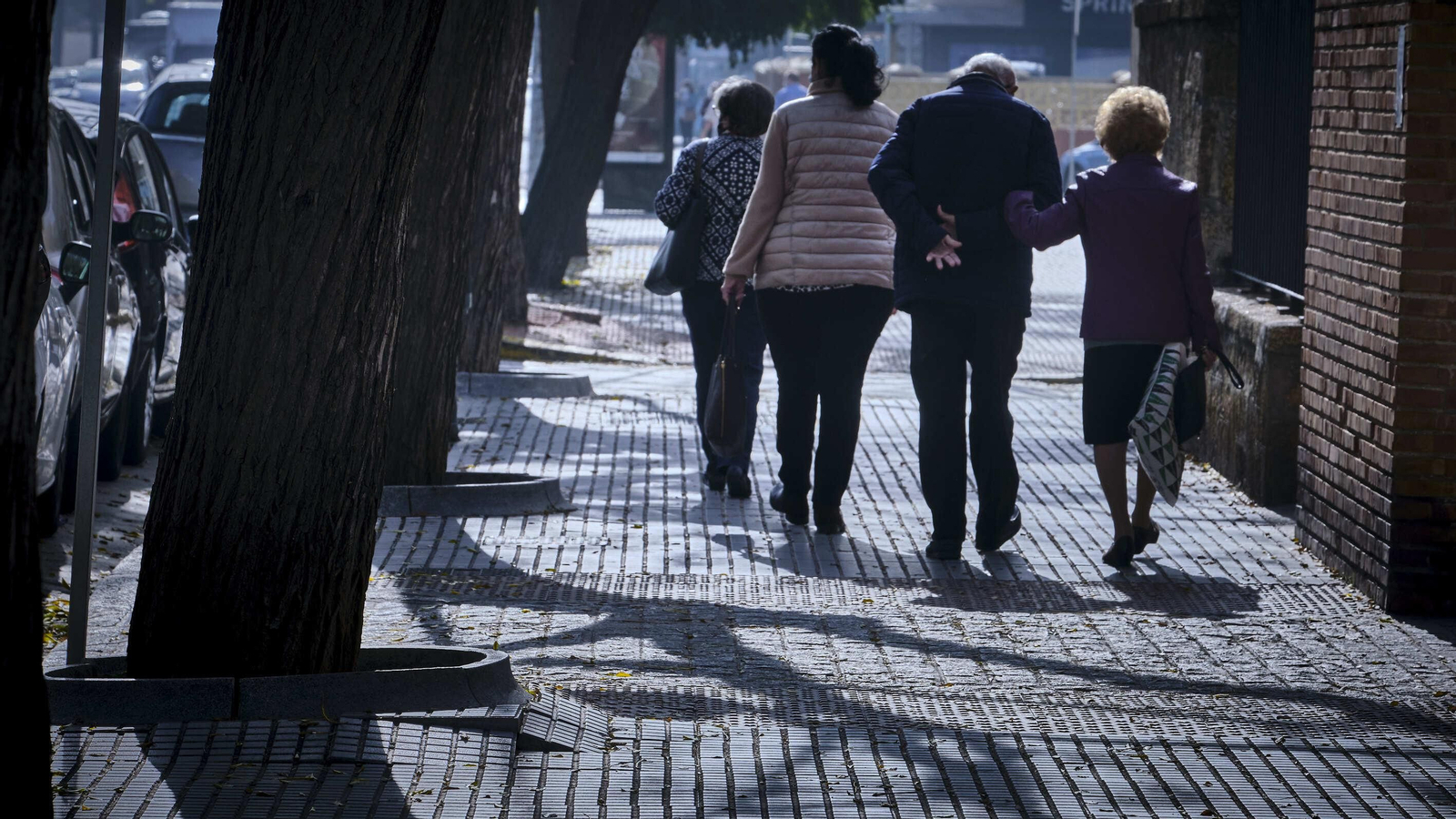 Losas y alcorque deteriorado en el acerado frente al colegio Las Esclavas.