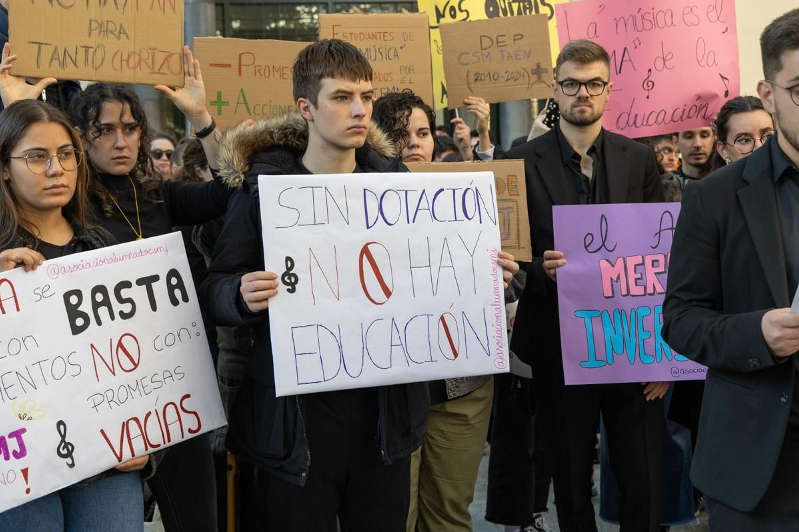 Concentración del alumnado del Conservatorio Superior de Música de Jaén para reclamar a la Junta de Andalucía que cumpla con los compromisos de dotación instrumental de la nueva sede