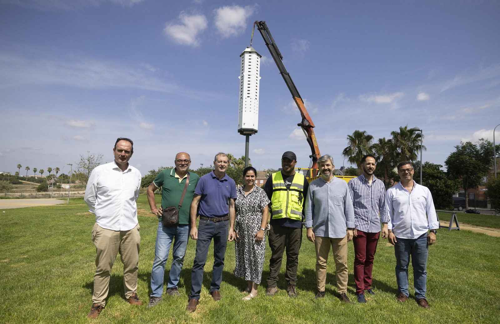 La primera torre-nido de España para el control del virus del Nilo, todas las imágenes