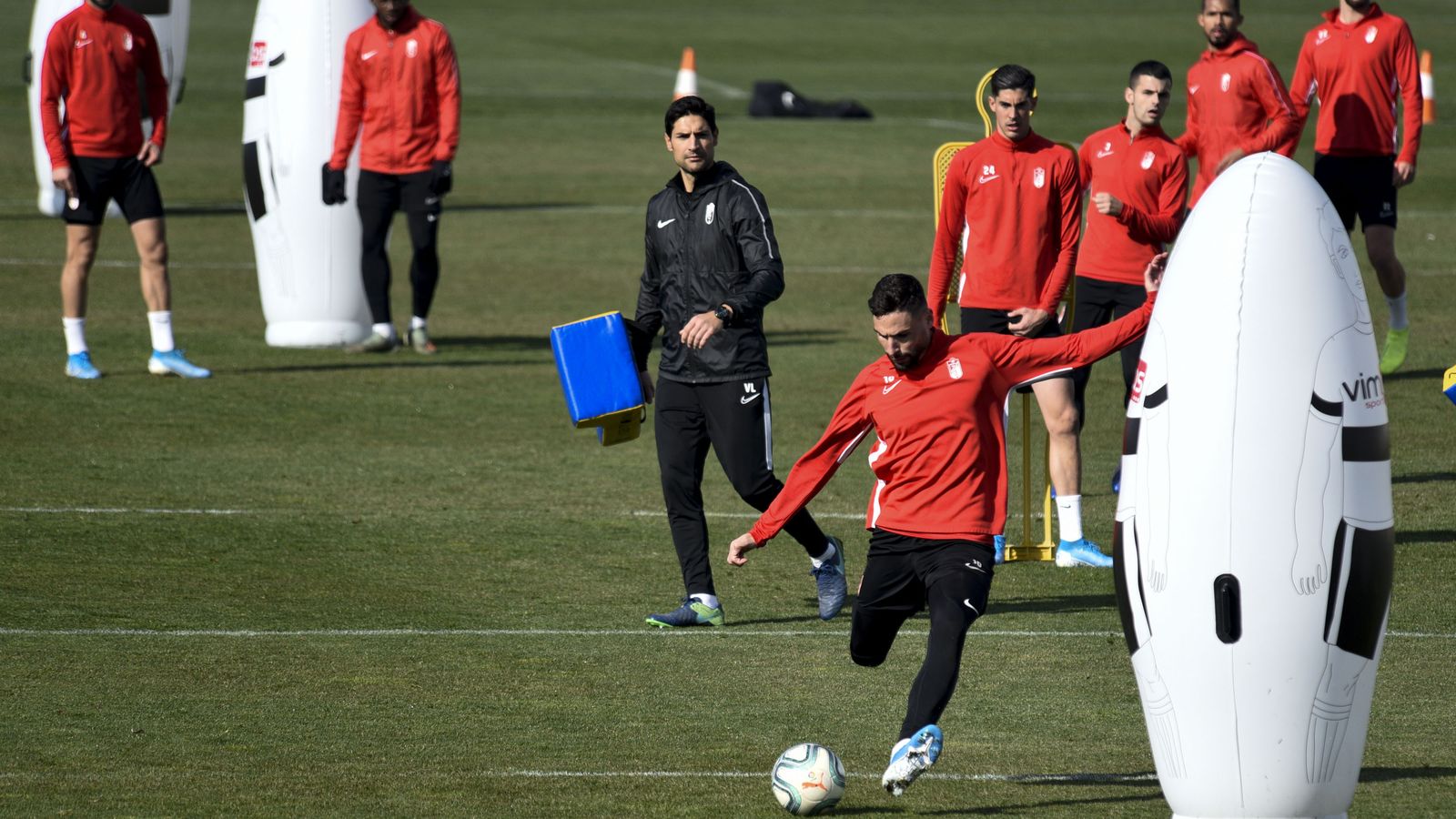 La plantilla rojiblanca prepara el encuentro ante el Barcelona de este domingo