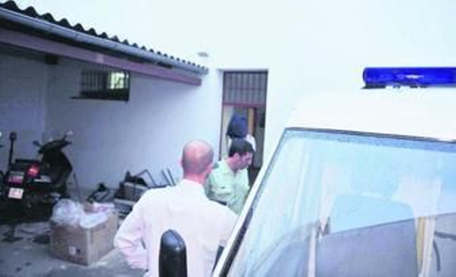 Ocultándose el rostro con una mochila, el funcionario abandona la Comisaría para ingresar en la prisión de Puerto II.