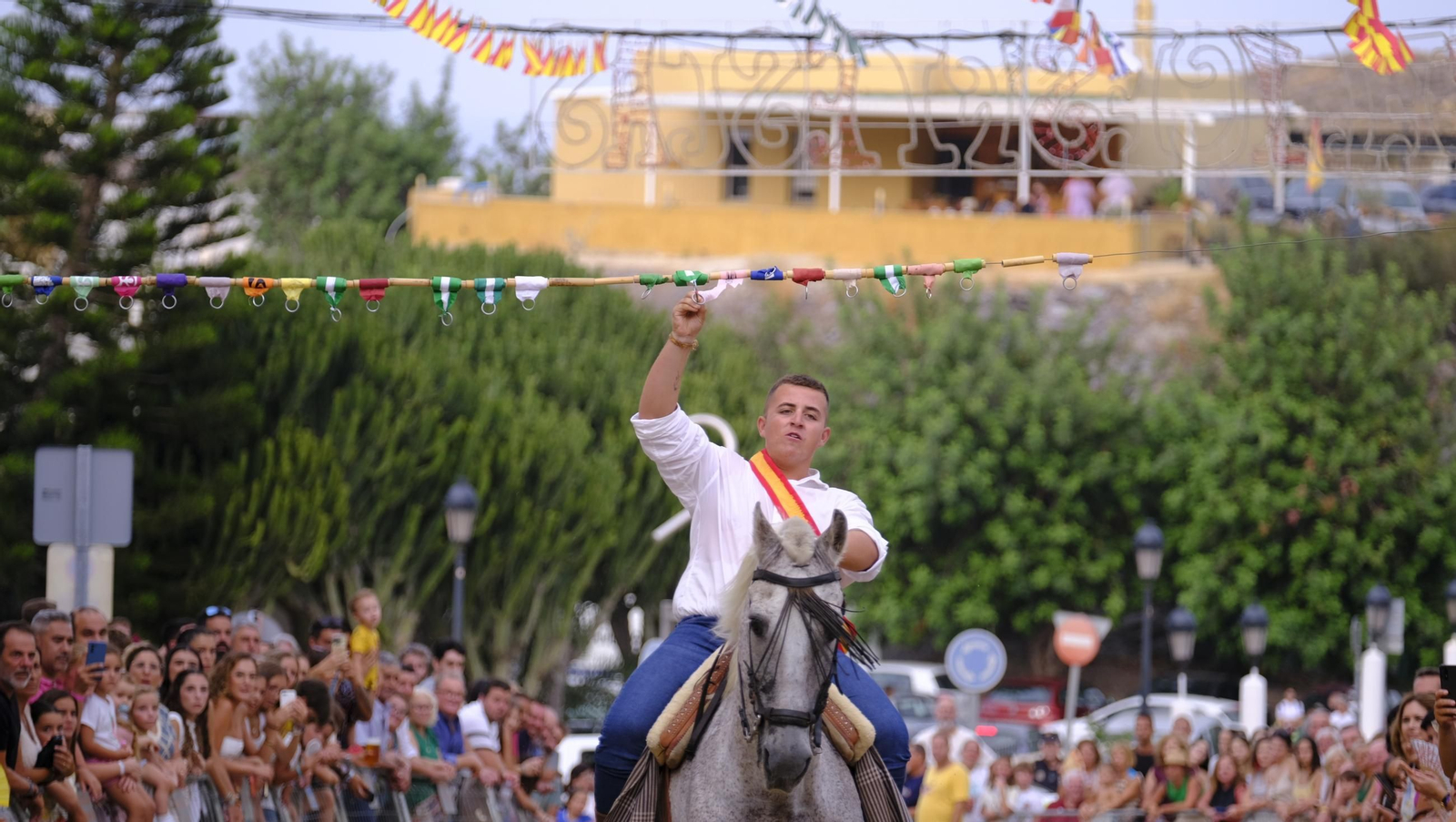 La popular carrera de cintas a caballo de las Fiestas de Mojácar, en imágenes