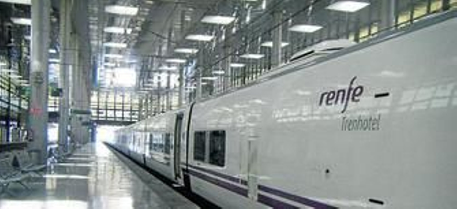 El trenhotel, en la desierta estación de Cádiz, en una imagen cedida por Renfe. El trenhotel, en la desierta estación de Cádiz, en una imagen cedida por Renfe.