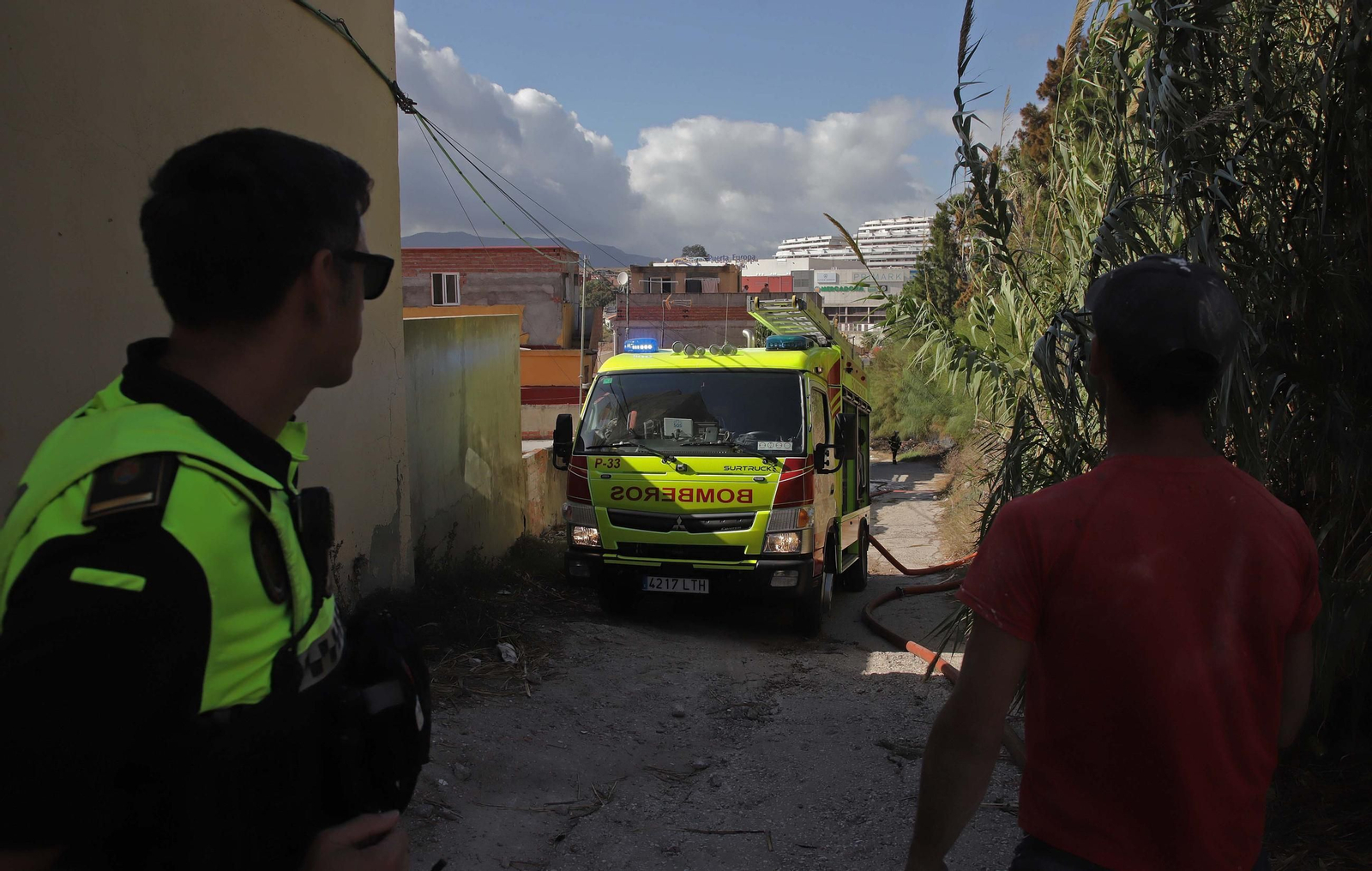 Fotos del incendio cercano al Bahía Park en la calle Sardina de Algeciras
