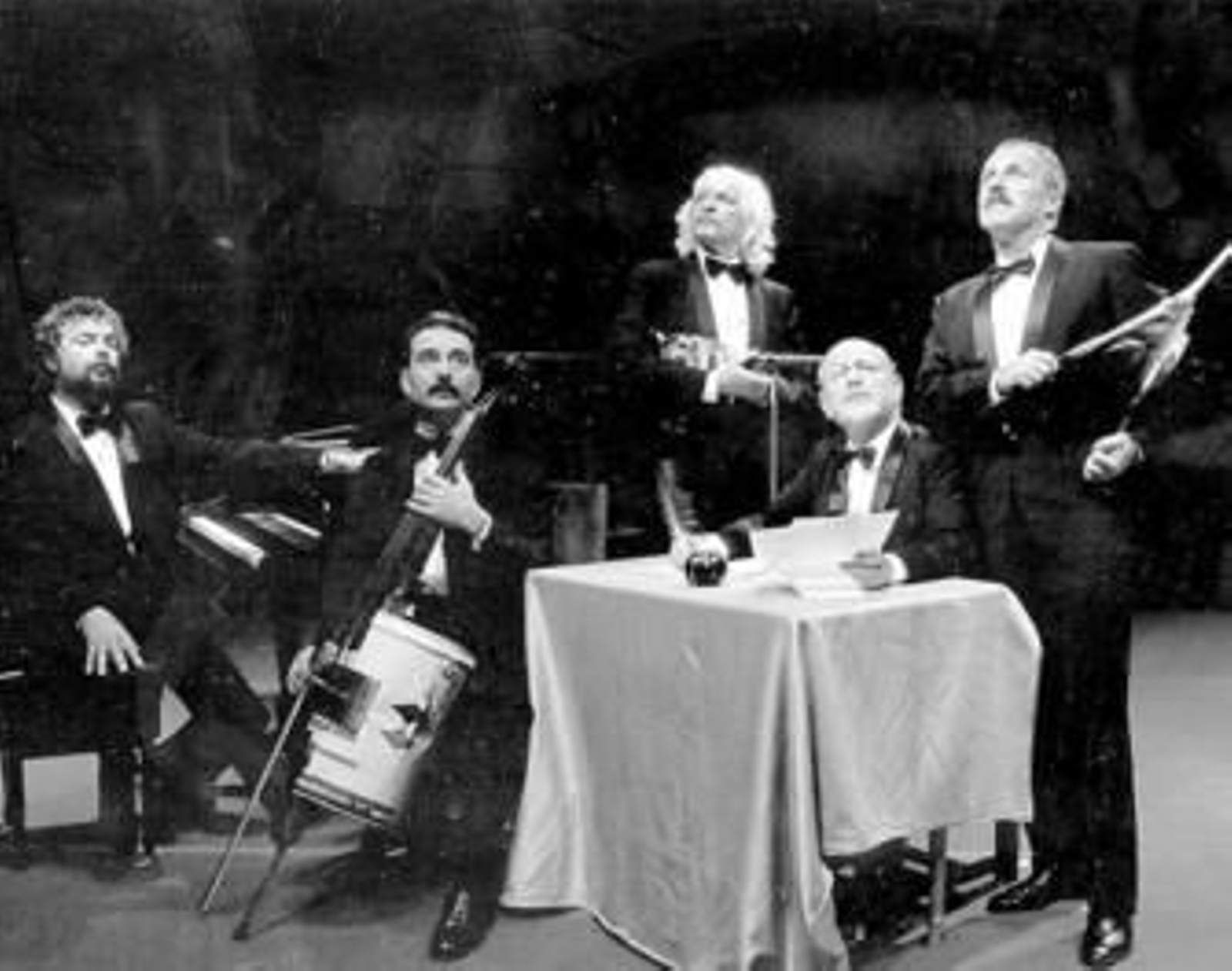 Varios pas La formación íntegra de Les Luthiers.