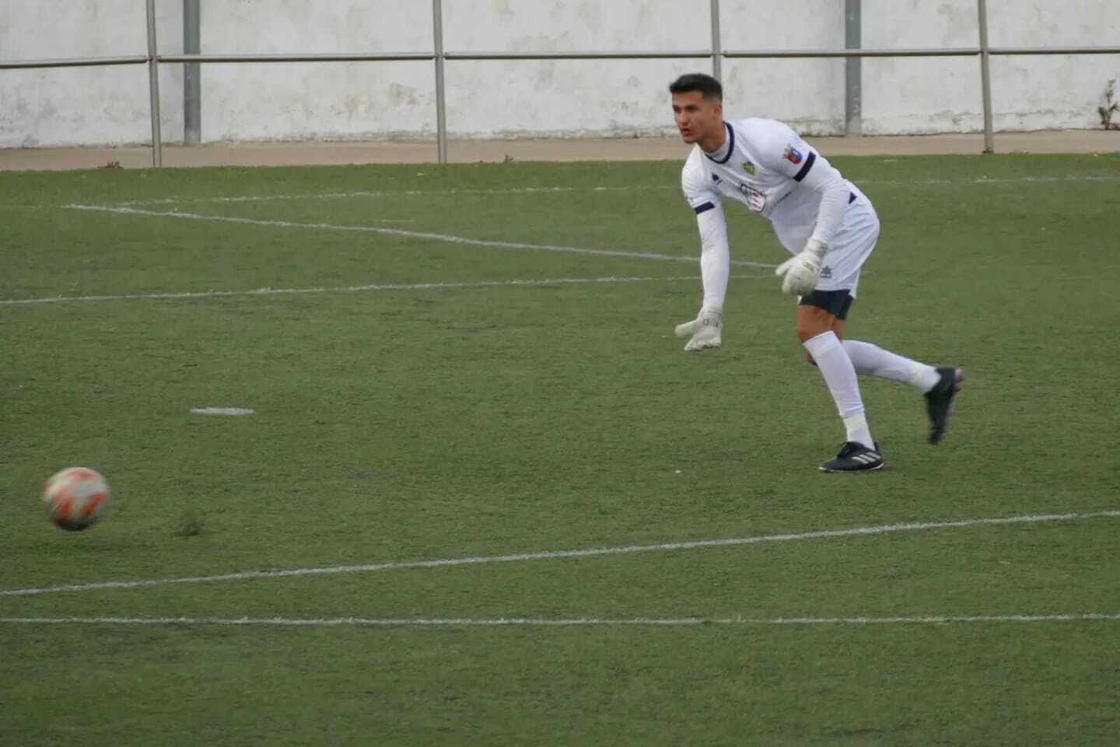 Álex Navas, cancerbero del Conil, espera mantener la portería a cero.